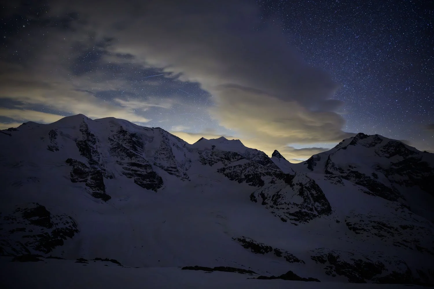 Nachtaufnahme des Piz Palü und Piz Bernina unter Sternenhimmel