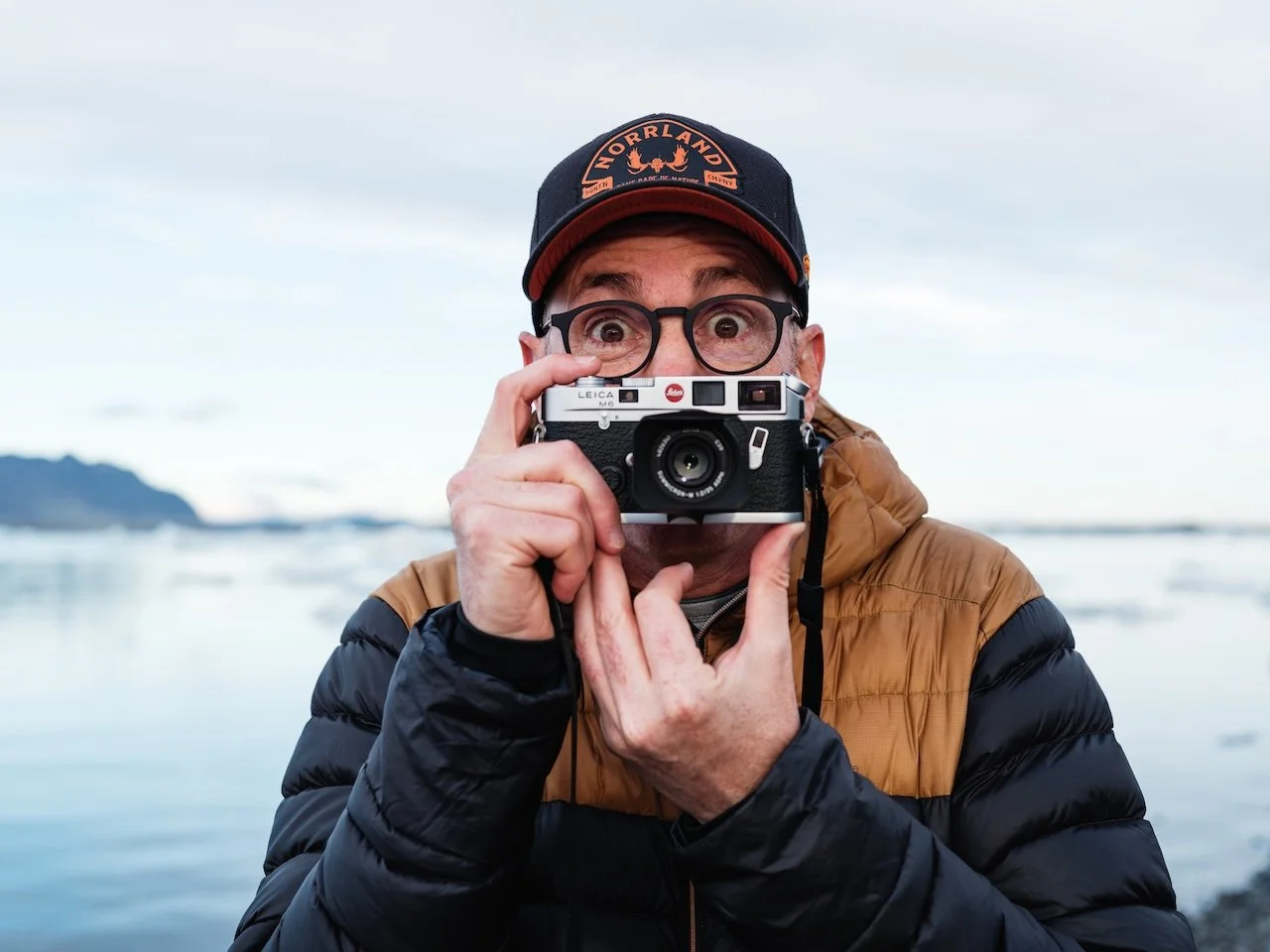 Frédéric Diserens mit seiner Leica M6 am Diamond Beach in Island