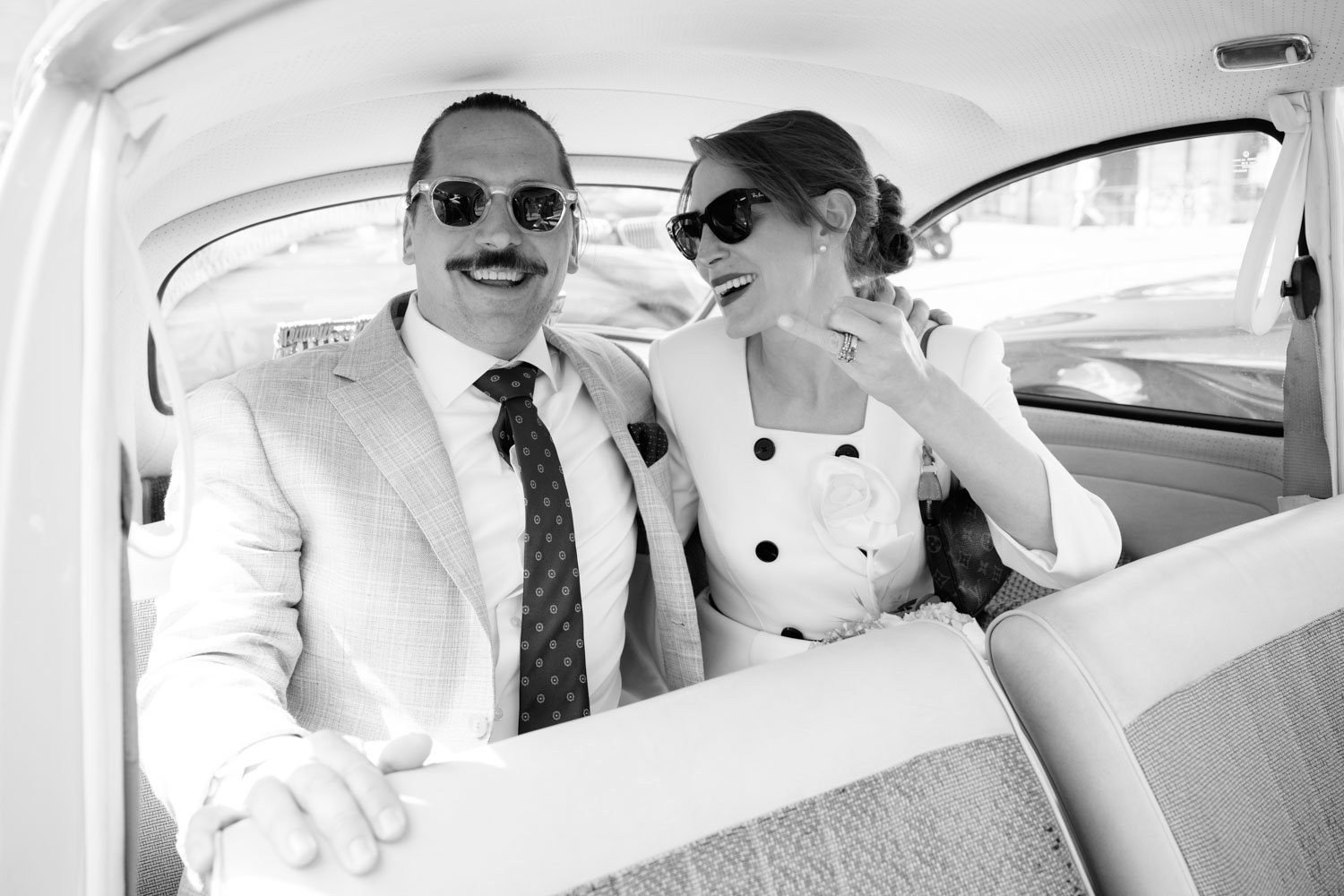 Hochzeitsfotografie Zürich - Brautpaar im VW Beetle vor dem Stadthaus Zürich