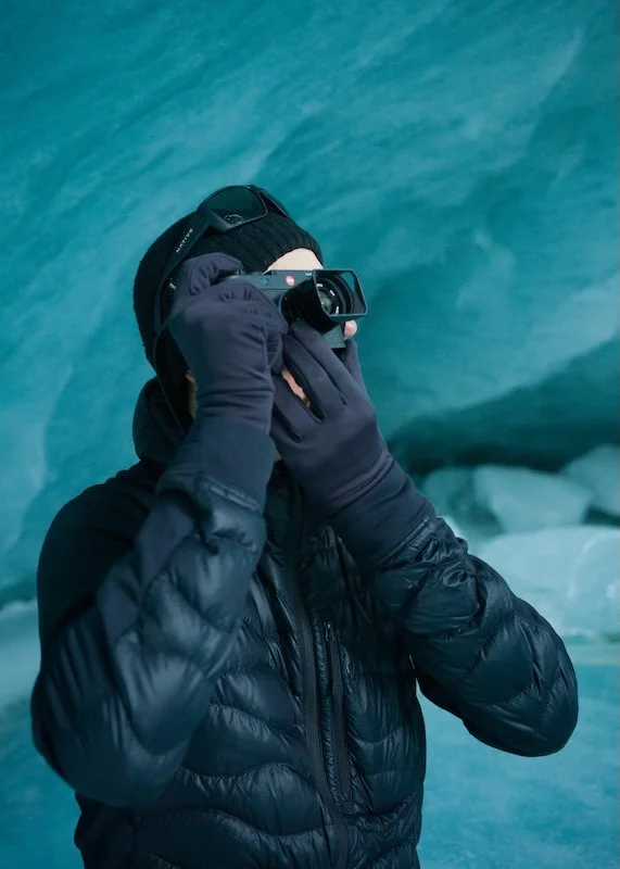 Frédéric Diserens mit seiner Leica M11 in einer Eishöhle im Morteratschgletscher