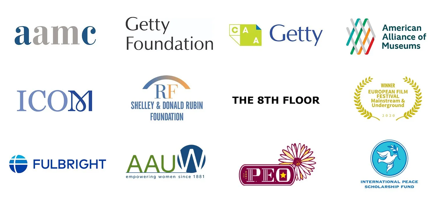 Logos de varias organizaciones y fundaciones, incluyendo a AMC, Getty Foundation, American Alliance of Museums, ICOM, Shelley & Donald Rubin Foundation, The 8th Floor, European Film Festival, Fulbright, AAUW, P.E.O., y International Peace Scholarship Fund.