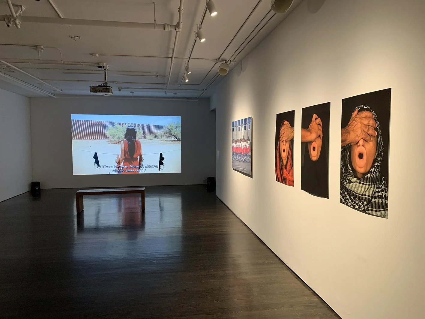 Vistas generales de la exposición El corazón aúlla: Performance feminista latinoamericano en revuelta, en The 8th Floor, Shelley and Donald Rubin Foundation