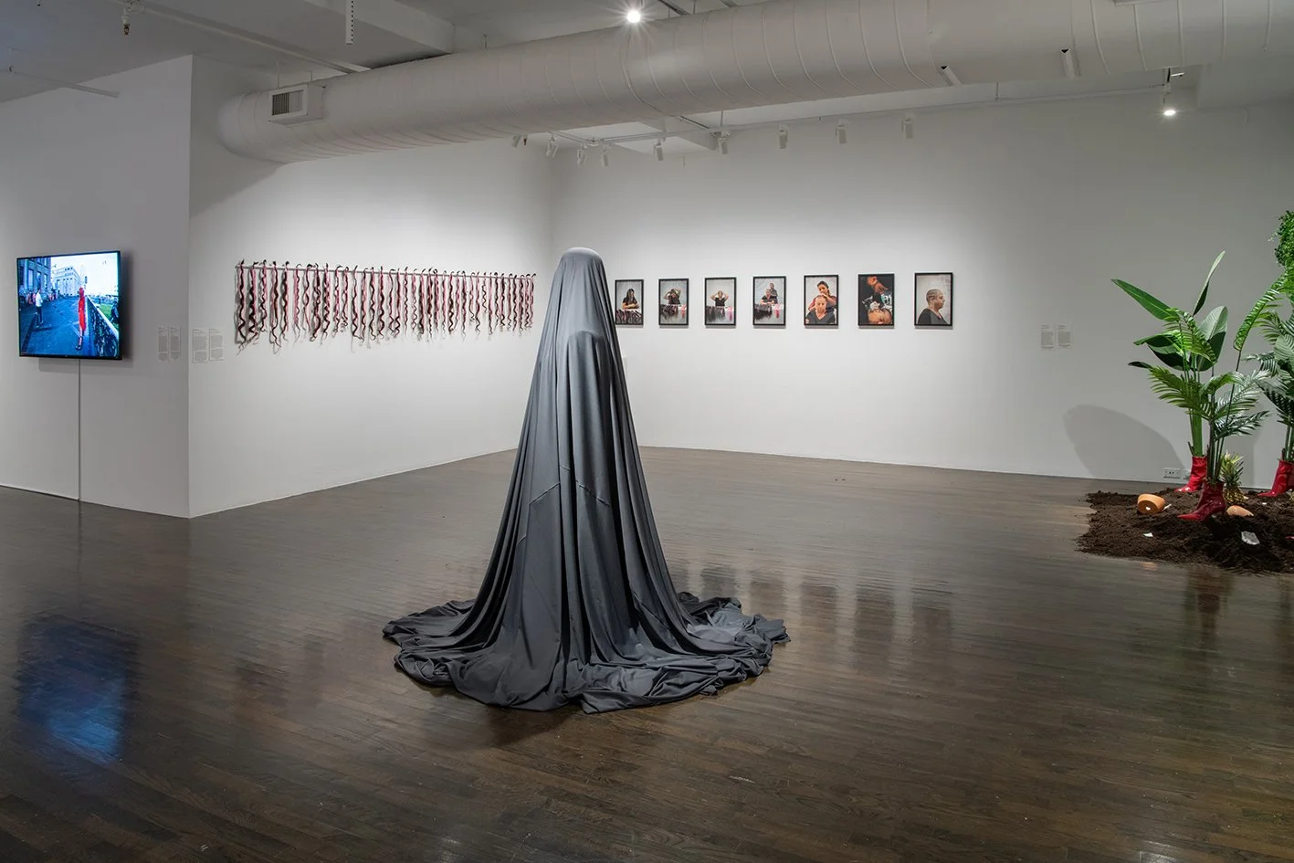 Vistas generales de la exposición El corazón aúlla: Performance feminista latinoamericano en revuelta, en The 8th Floor, Shelley and Donald Rubin Foundation