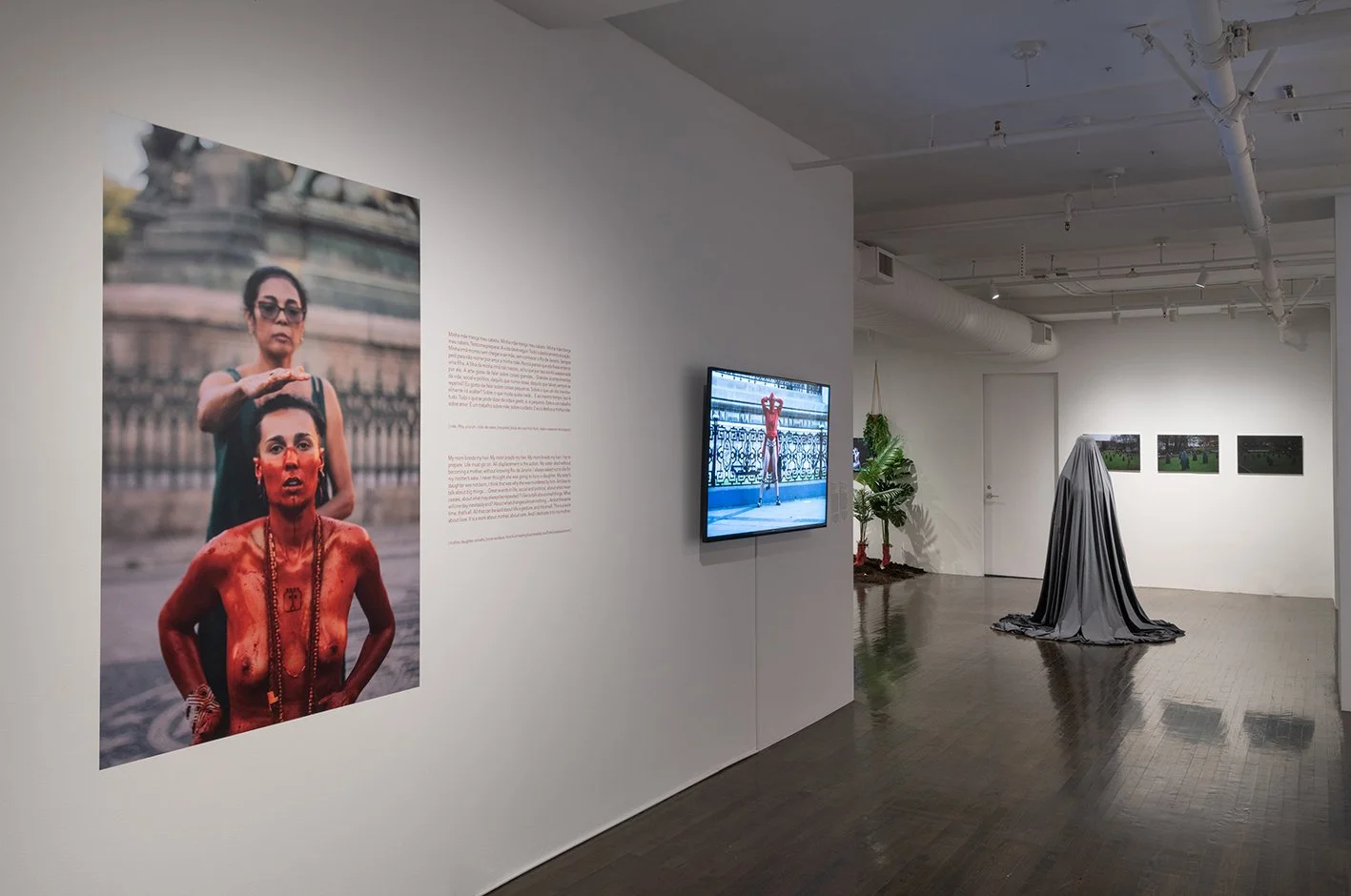 Vistas generales de la exposición El corazón aúlla: Performance feminista latinoamericano en revuelta, en The 8th Floor, Shelley and Donald Rubin Foundation