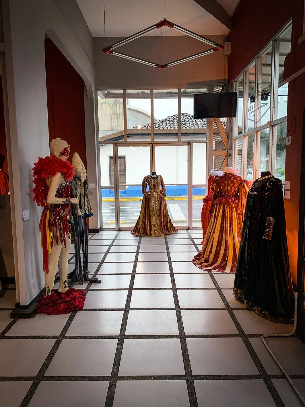 Vistas generales de la exposición Terciopelo, encajes y brocados, en el Centro Cultural Municipal Joaquín García Monge