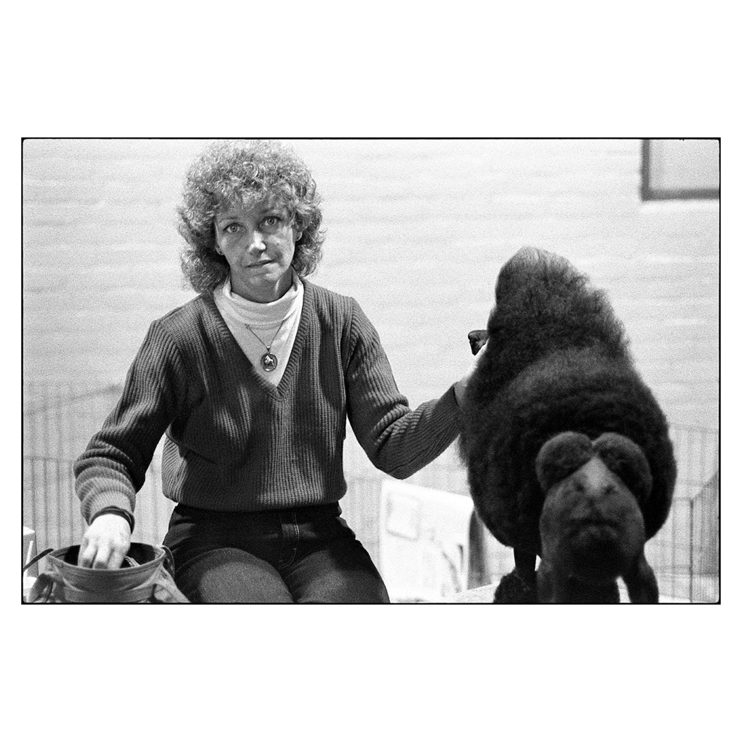 A woman and her dog at a dog show in Toronto, 1985 © Dave Green