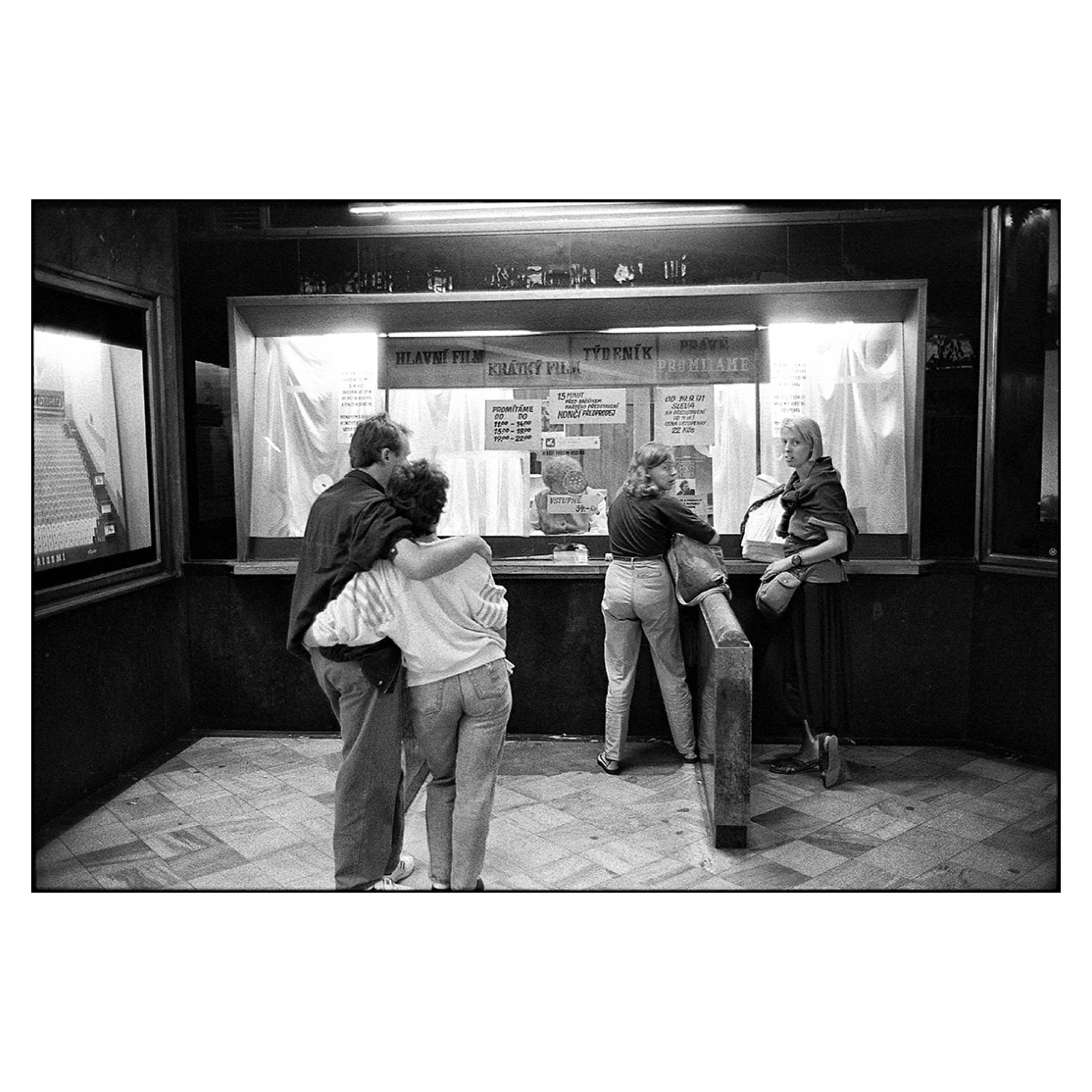 A night at the movies, Prague, 1991 © Dave Green