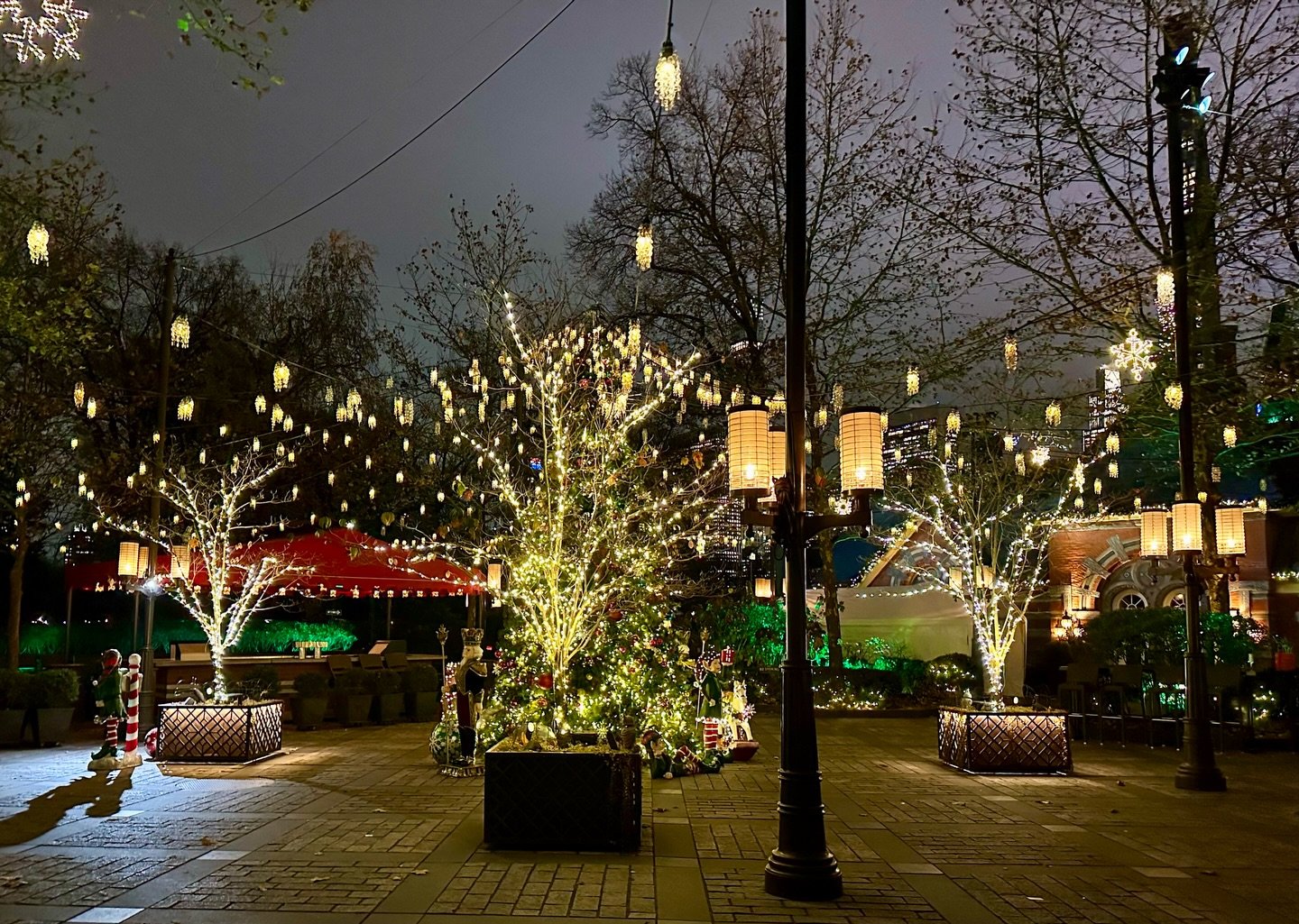 A beautiful night in Central Park with our Middlebridge community. 🌃💫 

Tavern on the Green was glowing, and so were the conversations, laughs, and connections shared. We&rsquo;re grateful for every family and friend who joined us to celebrate the 
