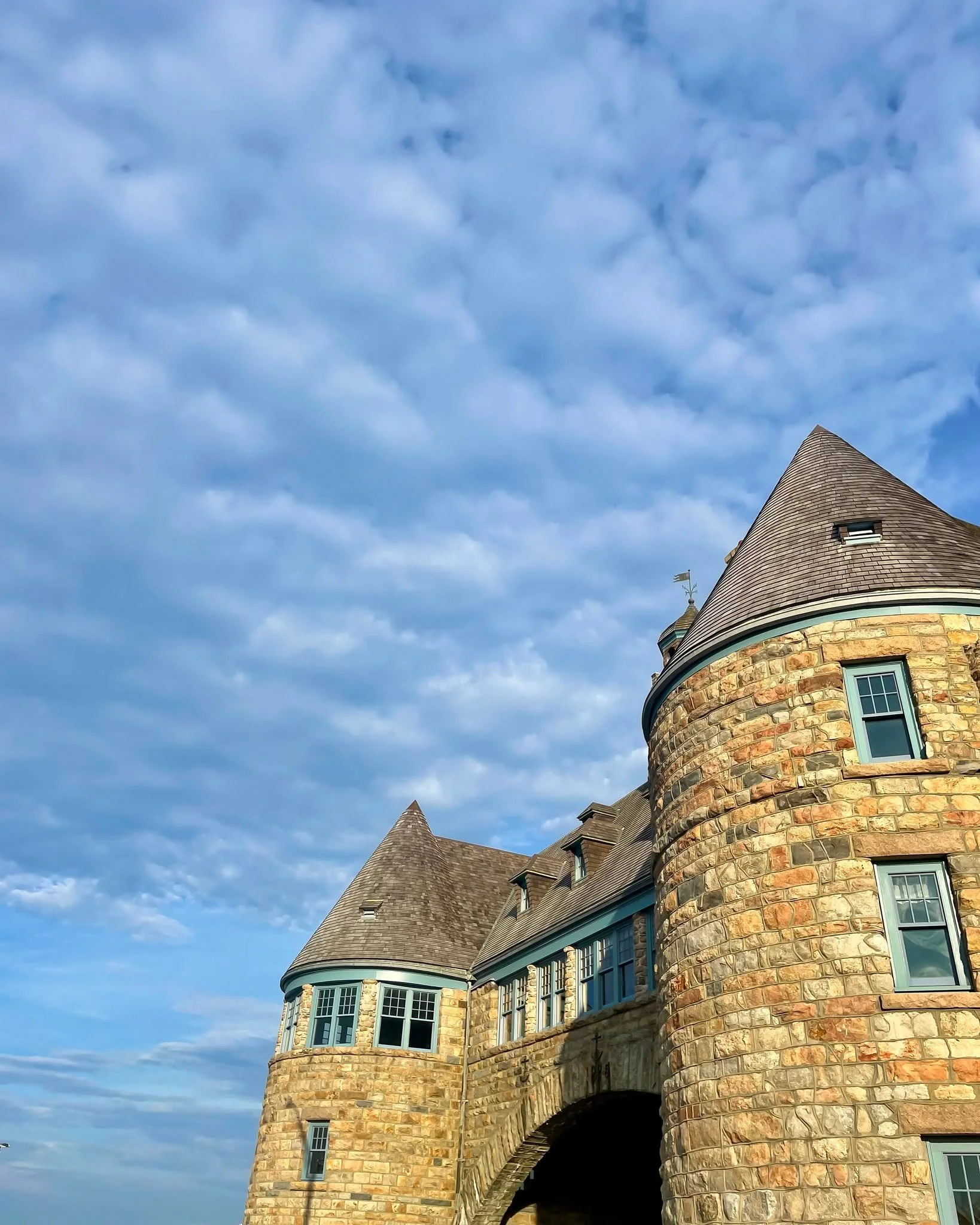 Where stone meets sea. 🌊🌿 Happy first day of spring, owls. Soon our campus will be back in bloom!

#NarragansettSpring #CoastalNewEngland #NewEnglandLiving #ByTheSea #SpringVibes #RhodeIslandLife