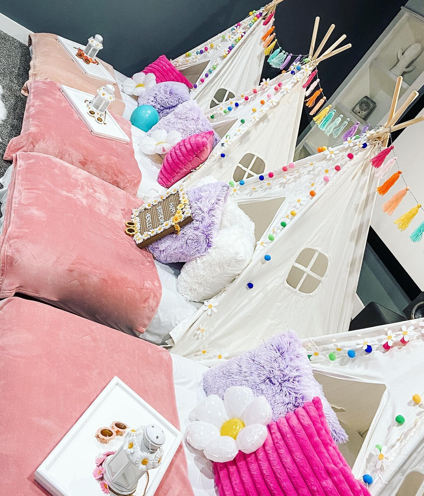 A groovy theme for a groovy gal! Happy Henz Fest💕