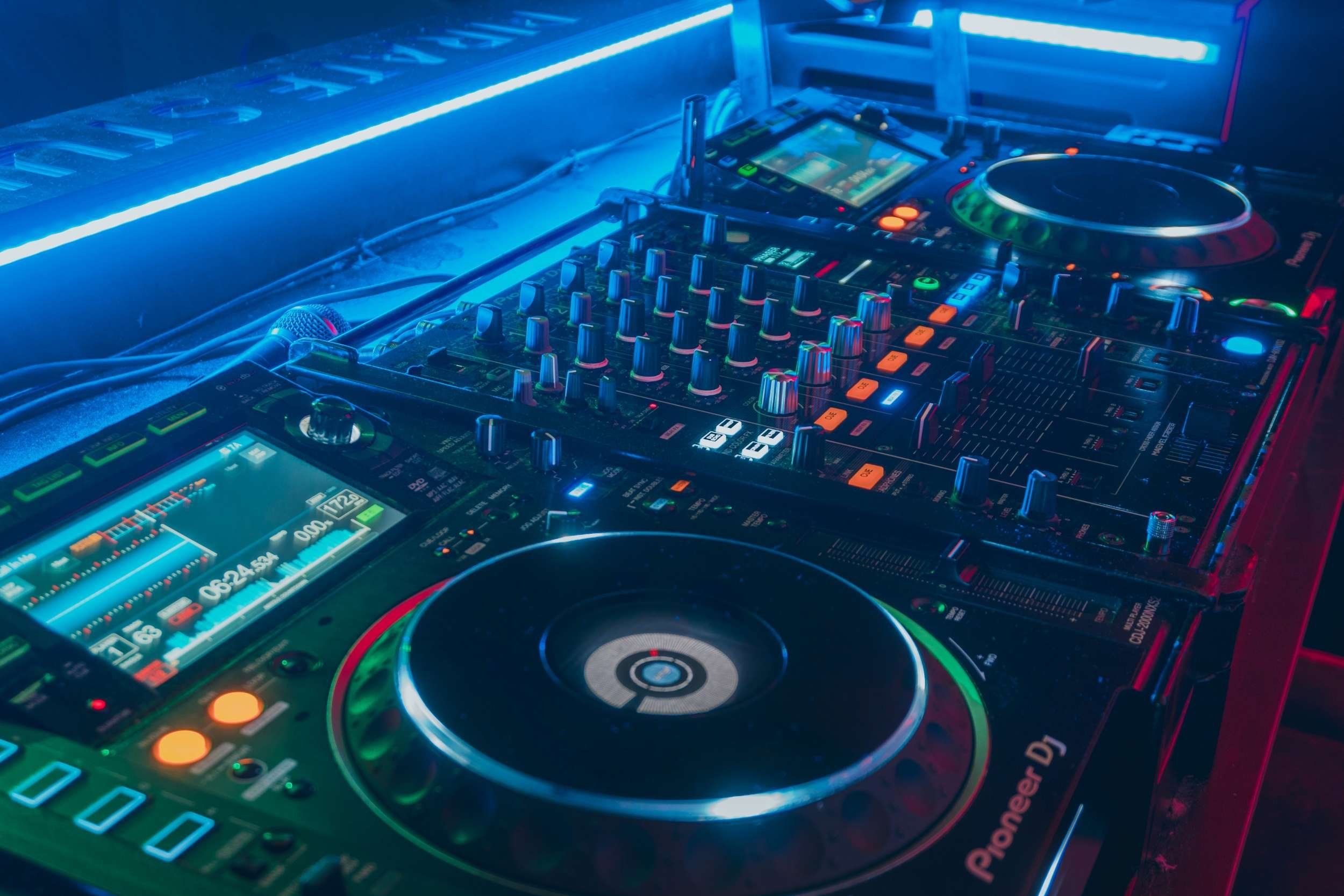 two-pioneer-CDJ-2000NXS2-and-DJM-900NXS2-at-pirate-studios-in-london.jpg
