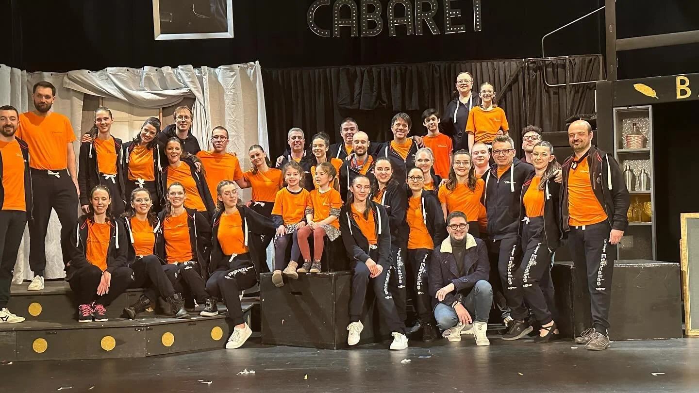 Nous habillons avec joie la troupe Les Etincelles depuis deux ans , merci pour leur investissement b&eacute;n&eacute;vole dans cette association qui nous offre un nouveau spectacle &eacute;poustouflant cette ann&eacute;e ! 
Les Etincelles, c&rsquo;es