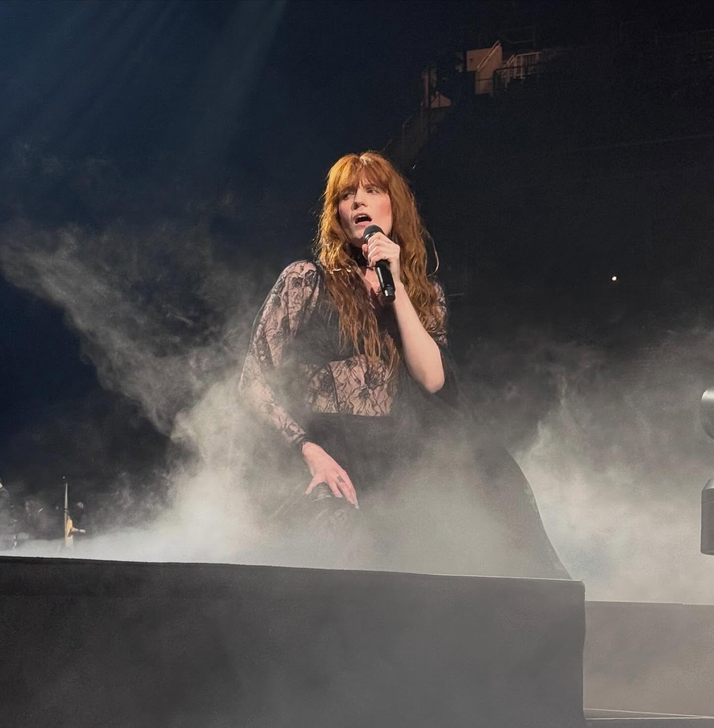 &ldquo;For a moment when I&rsquo;m dancing, I am FREE!&rdquo; Florence blew me away. So glad I finally got around to seeing her. Thankful for my dear friends that share in the deep love of music with me. @florence @everybodyscreamtour @_missmanhattan