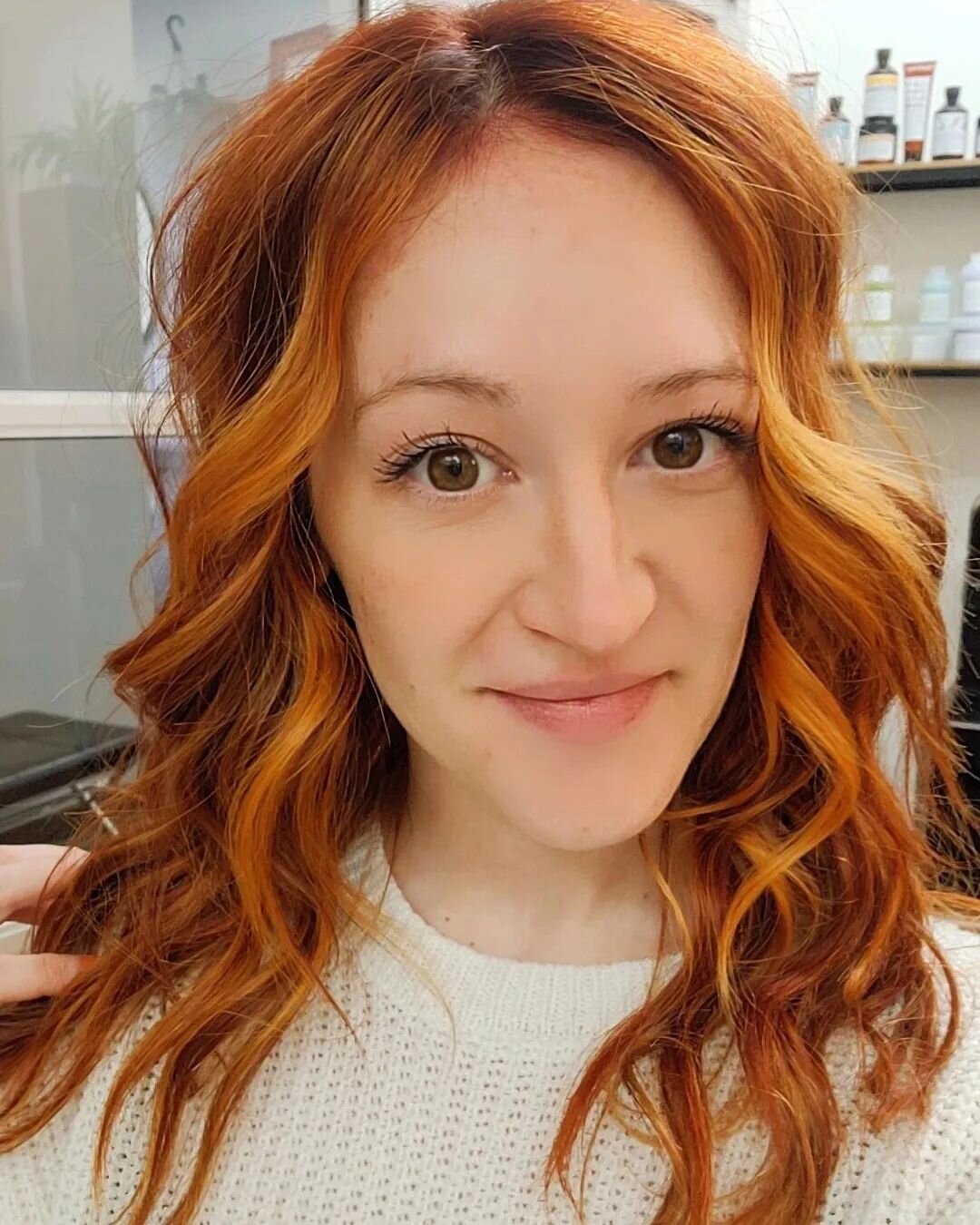New hair from your sister deserves a selfie. 😍💁&zwj;♀️ 

Color by: @destiny.frickx

#copperhair #redheads #balayage #davinescolor #davinesnorthamerica #sustainablesalon #sustainablebeauty #sisterduo #doseoffrickx