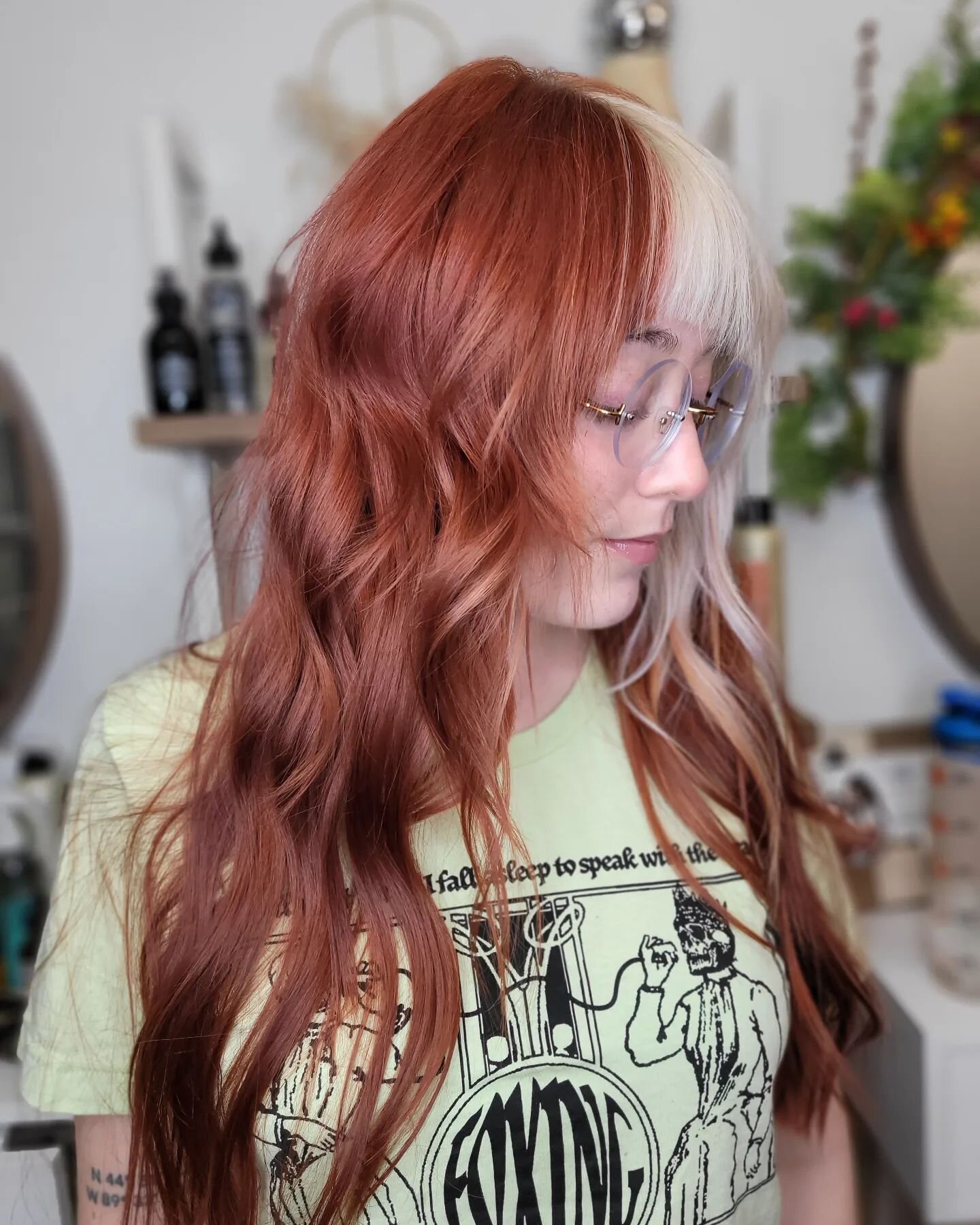 Color blocking &amp; shaggy layers. 

Got some @jayne_edosalon vibes going on. 👌 

Have you booked your appointment yet!? 

Color &amp; cut by @frickxy 
&bull;
&bull;
&bull;
#colorblocking #shaghaircut #layers #texture #twotone #sustainablesalon #da