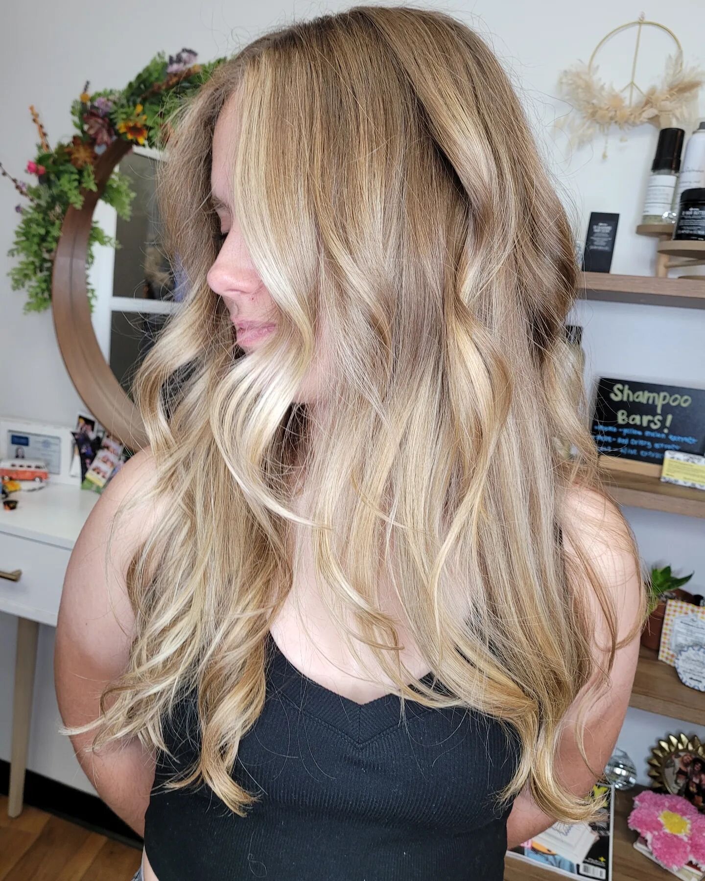End of summer hair. 

Bright &amp; lived in. 

By: @frickxy 

#hairstyles #balayage #livedin #blondebalayage #blondebabe #longhair #davines #davinescolor #sustainablebeauty #lasvegas #vegashair #lasvegasstylist #modernstyles #doseoffrickx