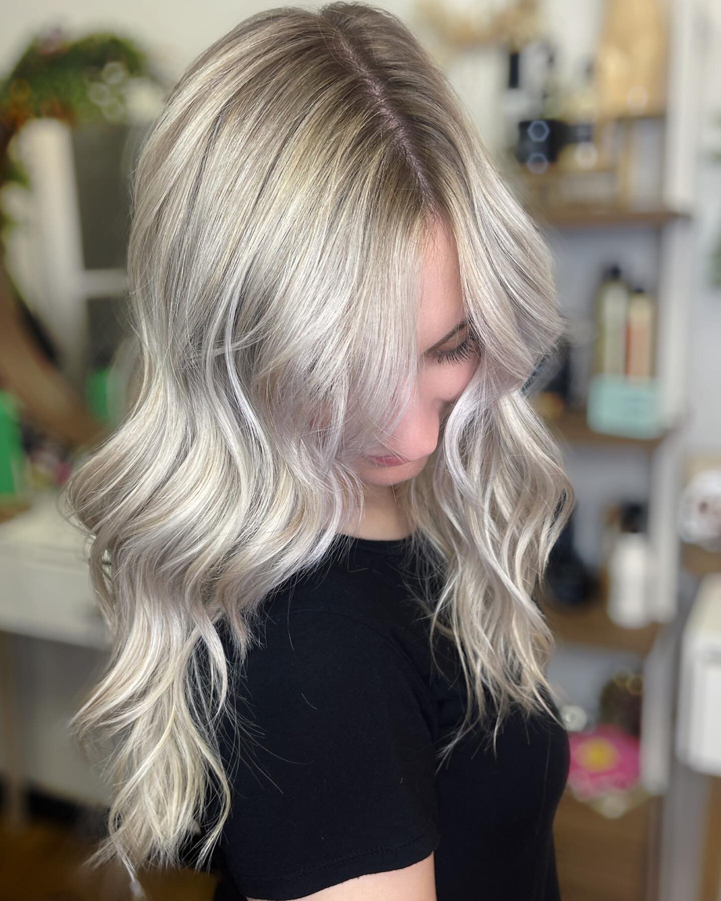 A blonde so icy, it could cool down the weather 😎

@destiny.frickx 
@doseoffrickx 

#davines #davinescolor #silverblonde #doseoffrickx #hairbydestinyfrickx #lasvegashairsalon