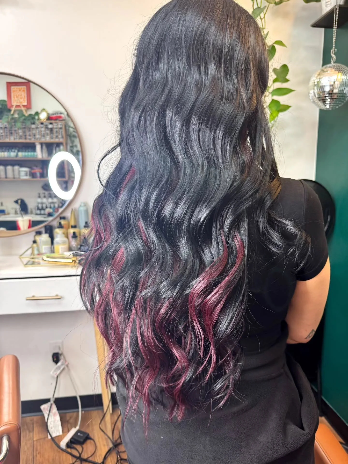 24 inches of magic ✨🪄 

With that burgundy pop of color. 👌🏻

Hand tied extensions by @destiny.frickx 

#handtiedextensions #lasvegasstylist #doseoffrickx