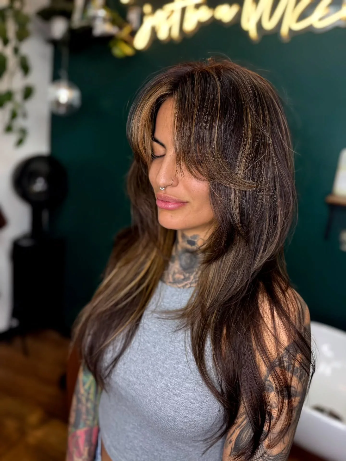Serving volume, texture, and sun-kissed depth from every angle. 💁&zwj;♀️💛

Have you booked with @destiny.frickx yet??!! 

#brunettebalayage #shaghaircut #doseoffrickx