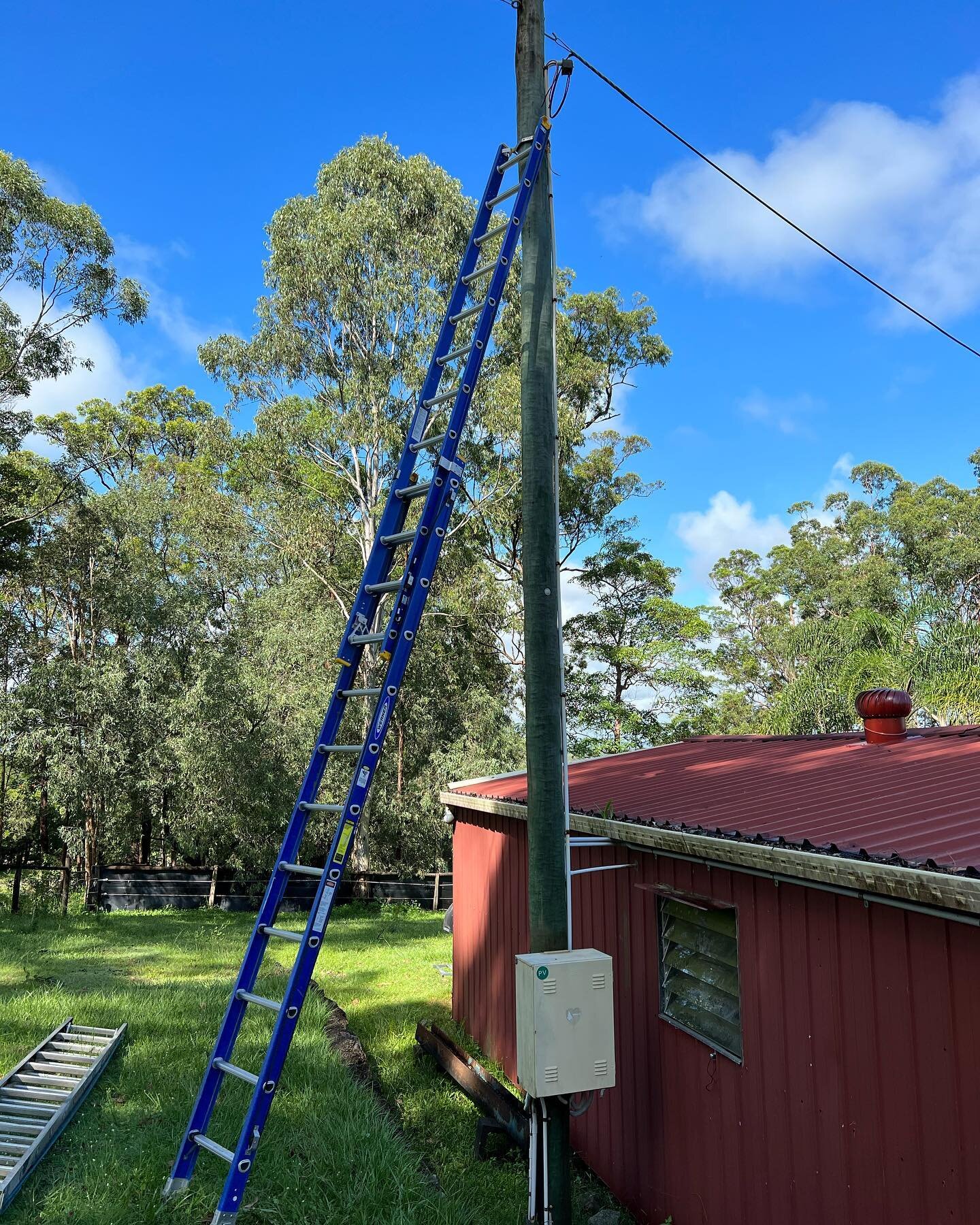 One of the many emergency call outs we had at Landsborough over the past week. Tree had fallen onto powerline, we worked with Energex to restore power as quickly &amp; safely as possible⚡️

Remember to never go near fallen powerlines 🚫

Call our tea