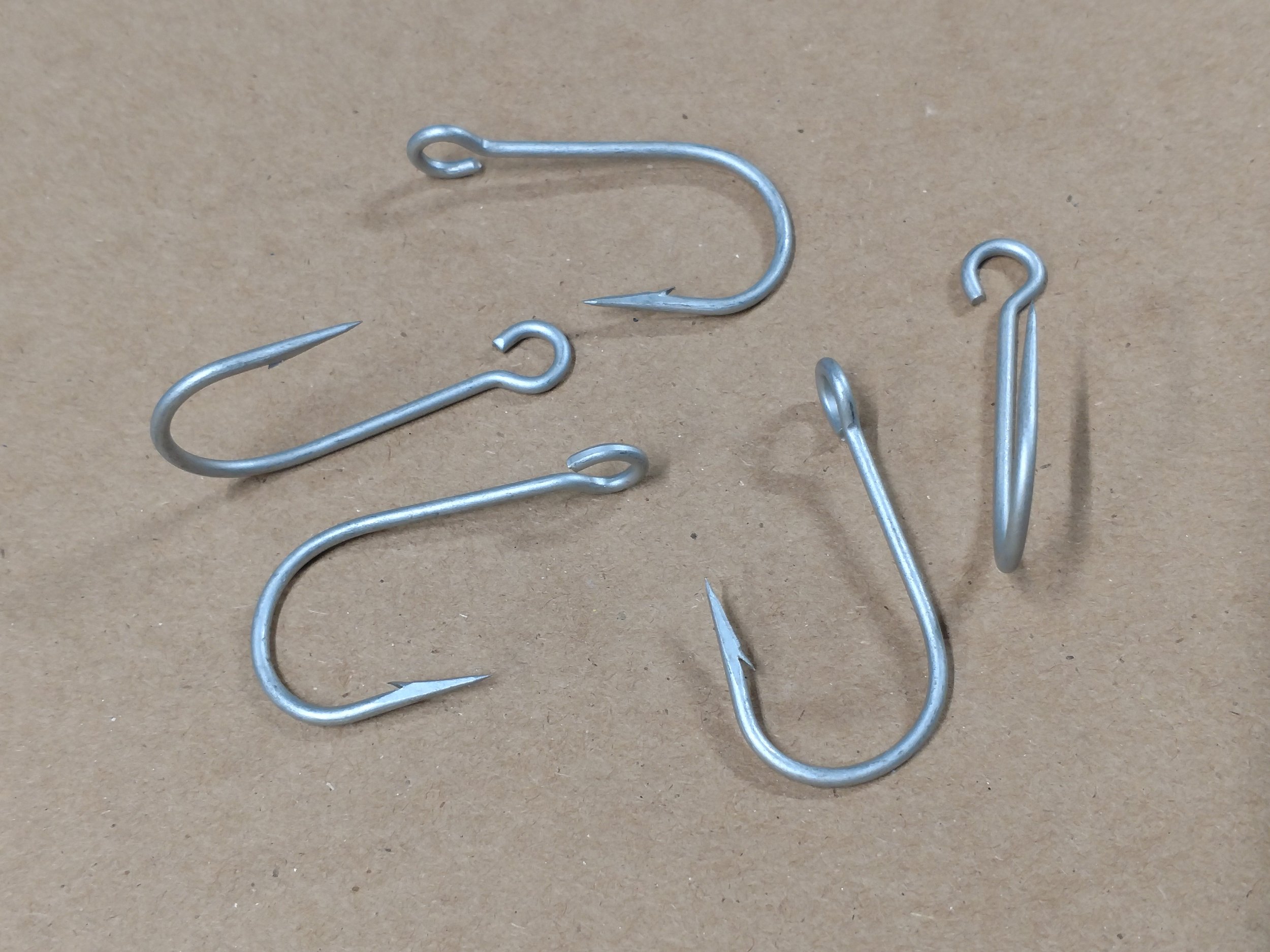 130Pcs Treble Fishing Hooks Kit with the split rings Assorted