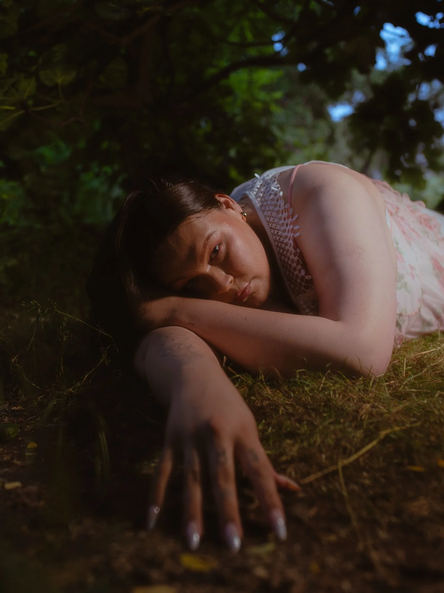 gettin&rsquo; dirty with @theonlyaalayna (@modemodelsintl) 🪱

HMUA: @gianluisdavid 
Stylist: @daisyjanemars