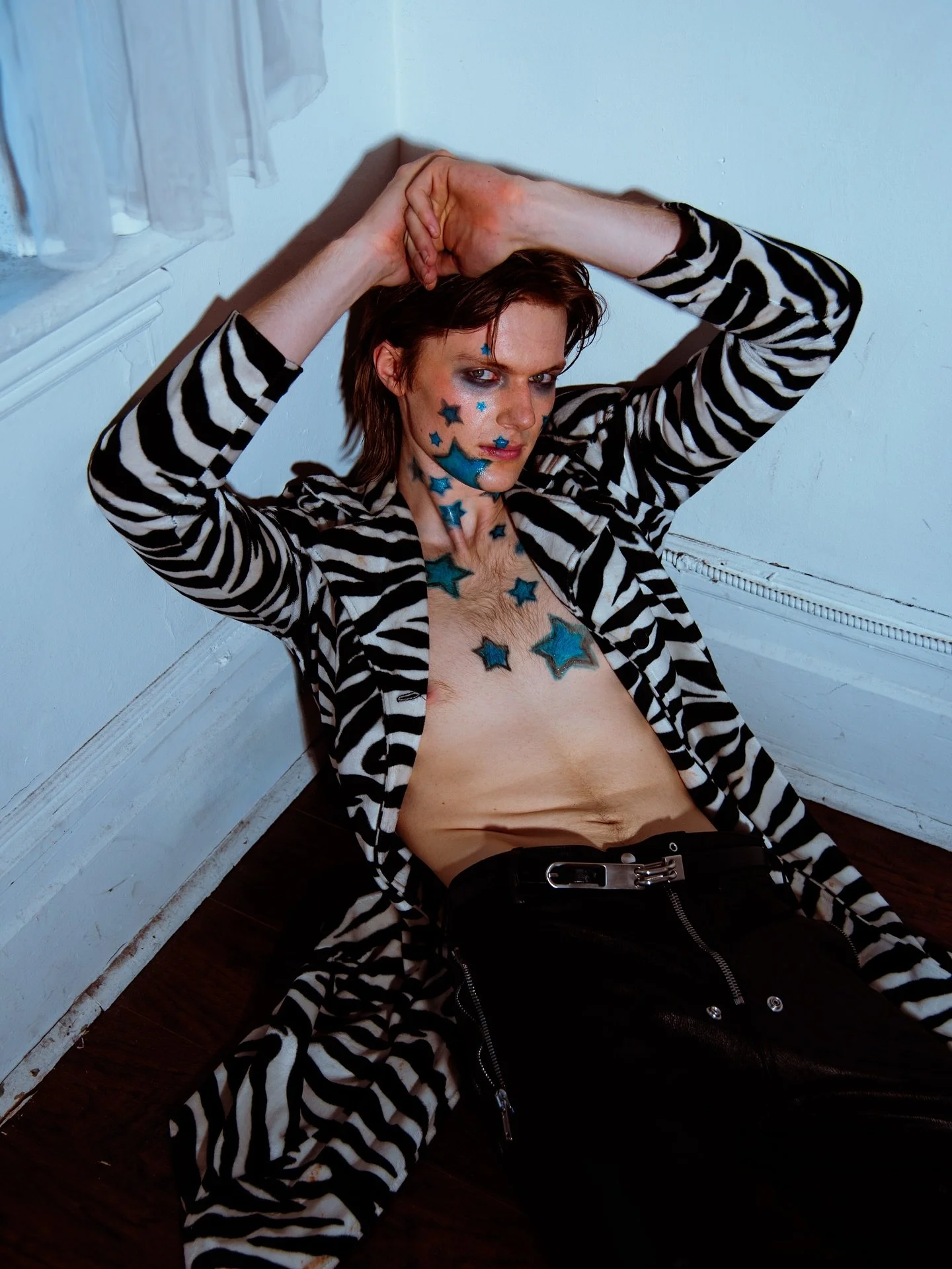 Zebra print will never go out of style 🗣️🗣️🗣️

Photographer: @jennasilvs.photo 
Stylist: @daisyjanemars @dressedbydj 
HMUA: @residualglitter_ 
Model: @derekouellette_