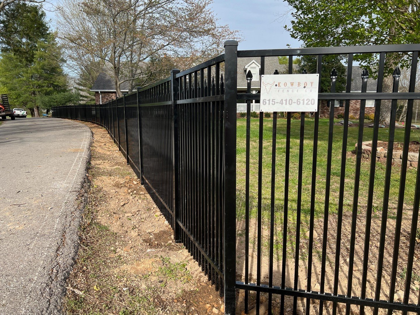 Sleek and stylish 😍 Claremont style black aluminum is a great front yard addition!