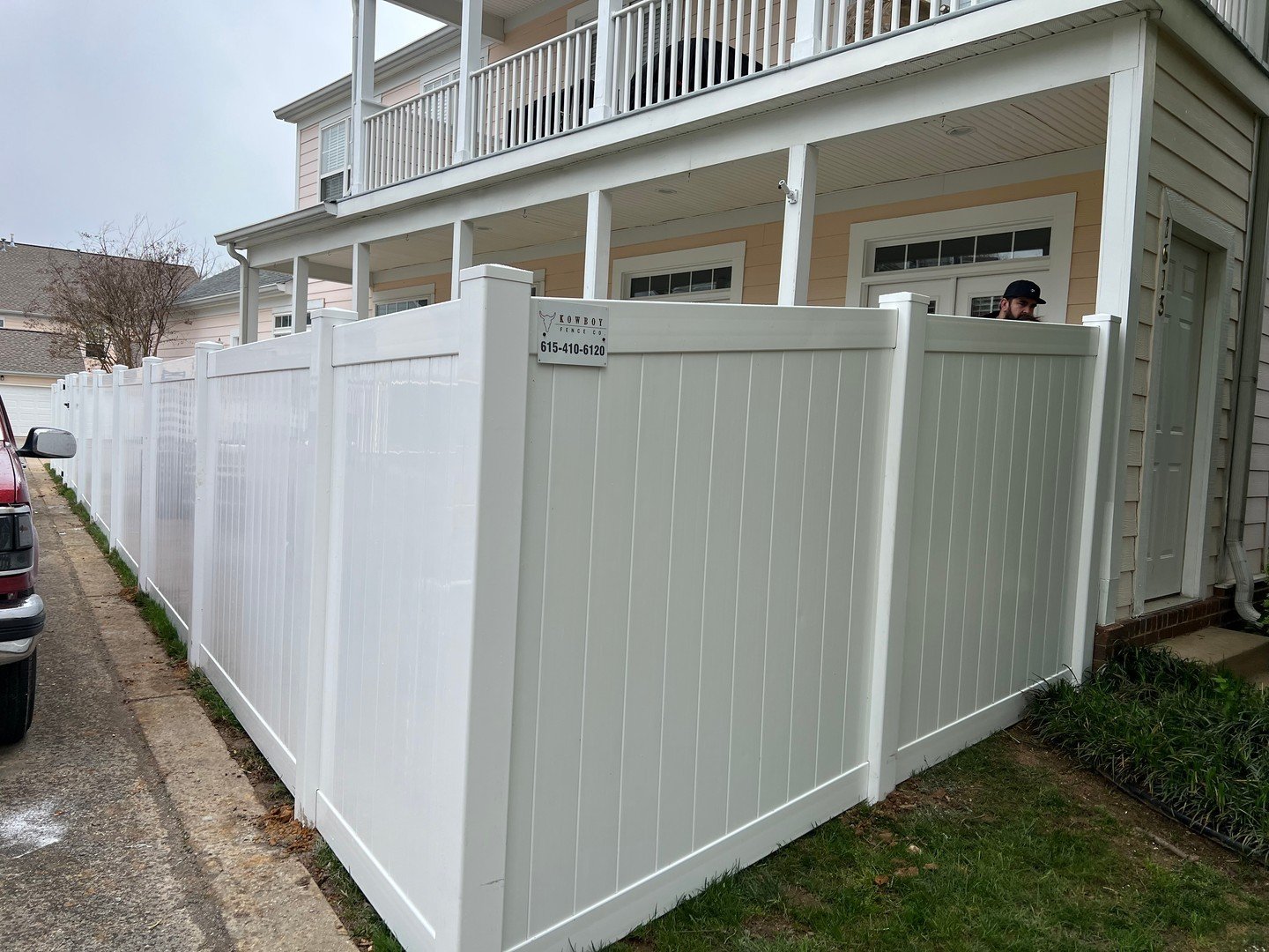 Happy Monday! Beautiful white vinyl fence to start out the week strong 💪🤠