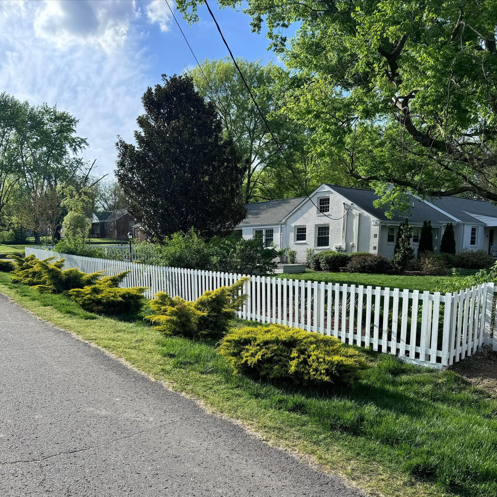 Keepin&rsquo; it classy with a white picket fence 🤠