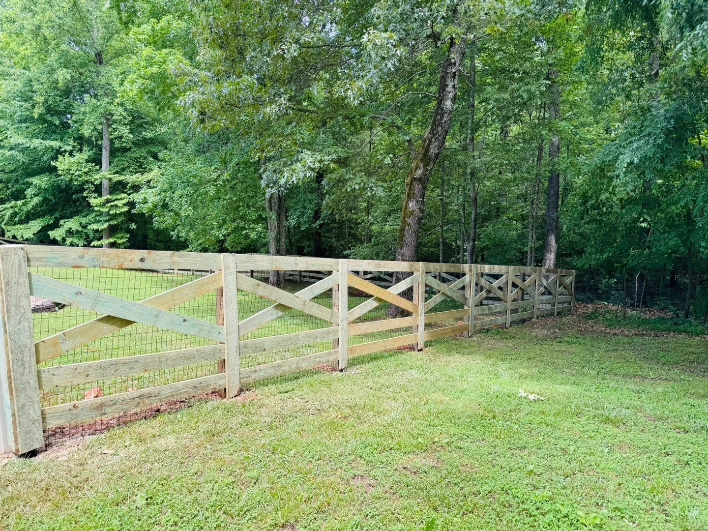 Criss-cross and built to last 🤠 This crossbuck fence adds charm *and* structure&mdash;perfect for keeping property secure without sacrificing style. ⁠
⁠
#KowboyFence #KowboyUp #Kowboy #Nashvillecontractor #NashvilleFence #NashvilleTN⁠