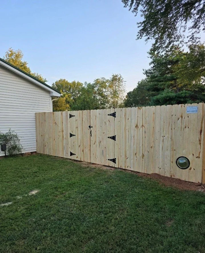 Fresh build, fresh start. 🔨✨ This sturdy wood privacy fence adds security, function, and a clean finish to the yard.⁠
⁠
Book your on-site with Kowboy Fence Co. today and let&rsquo;s build yours. 🤠 Comment QUOTE &amp; we'll dm you a link to start.