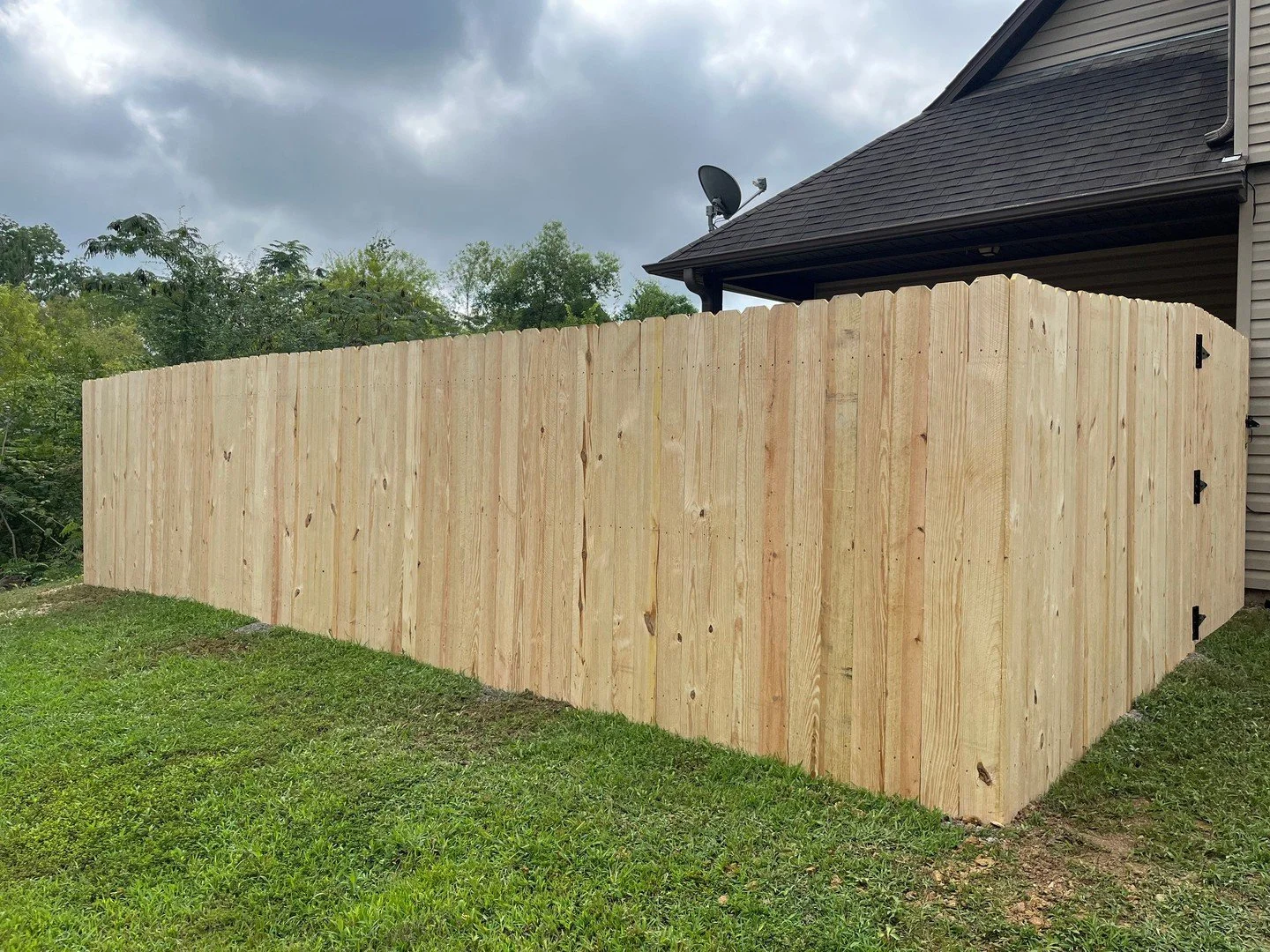 Fresh install 🔨✨ This wood privacy fence gives the perfect mix of security and peace of mind while keeping the yard looking sharp.⁠
⁠
Book your on-site with Kowboy Fence Co. today. 🤠 Comment QUOTE today to get a FREE estimate.