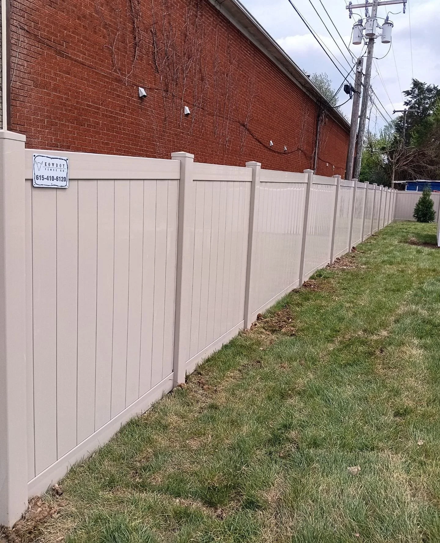 Clean lines. Zero maintenance. Maximum privacy. 💪 This vinyl install gives a polished look that&rsquo;s built to last! No painting, staining, or weathering required. Another flawless finish by the Kowboy crew. 🤠⁠
⁠
⁠
#Kowboy #KowboyUp #KowboyFence 
