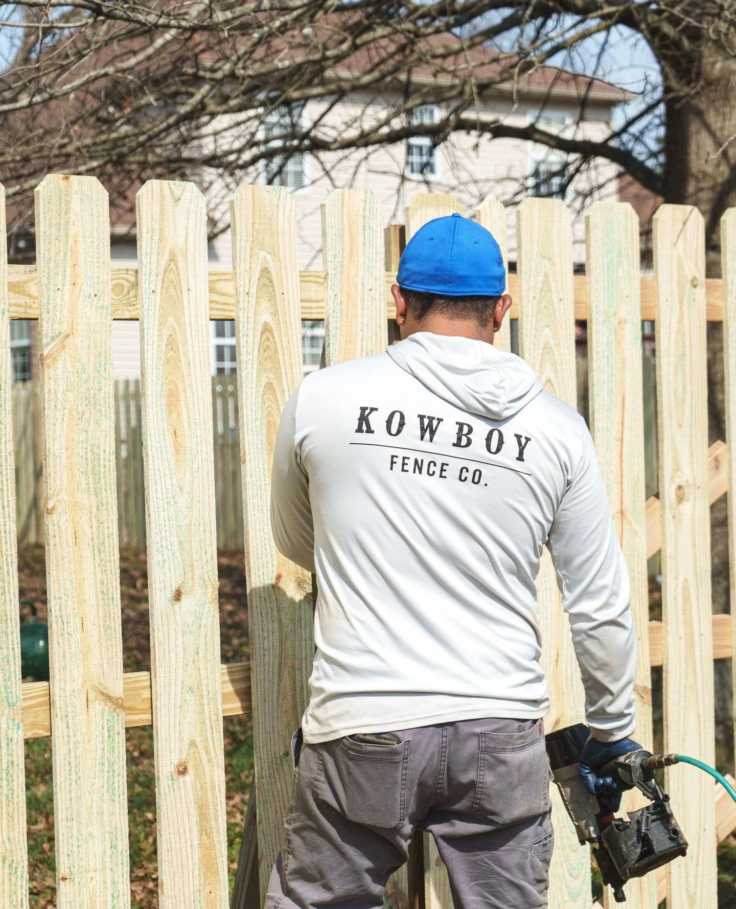 Nothing beats a fresh fence going up 🙌 Clean lines, quality materials, and a crew that knows what they&rsquo;re doing 🤠 Looking to build in time for summer? Our schedule is booking up quickly. Comment QUOTE to secure your spot!⁠
⁠
⁠
⁠
#Kowboy #Kowb