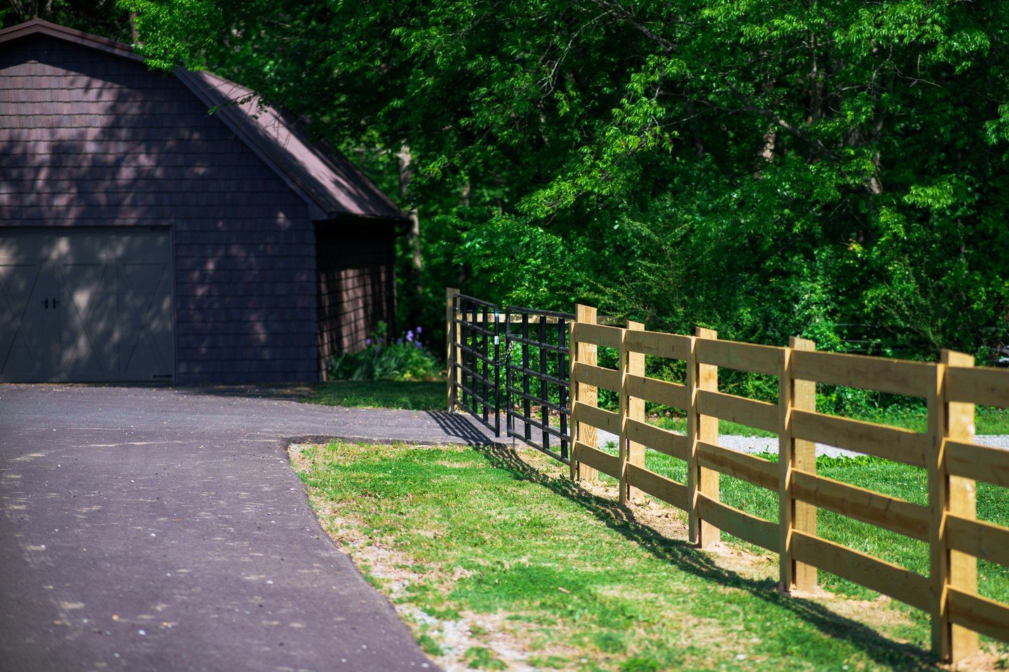 Loving the look of this farm fence 🌾 Summer is here, which means more time spent outside. If you&rsquo;re looking to bring your backyard to life this season, call a Kowboy. 🤠⁠
⁠
⁠
[Kowboy, Kowboy Up, Kowboy Fence, Nashville TN, Jackson TN, Memphis 