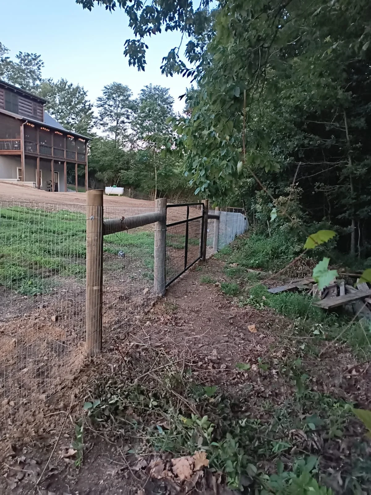 Wood Round Post & Wire