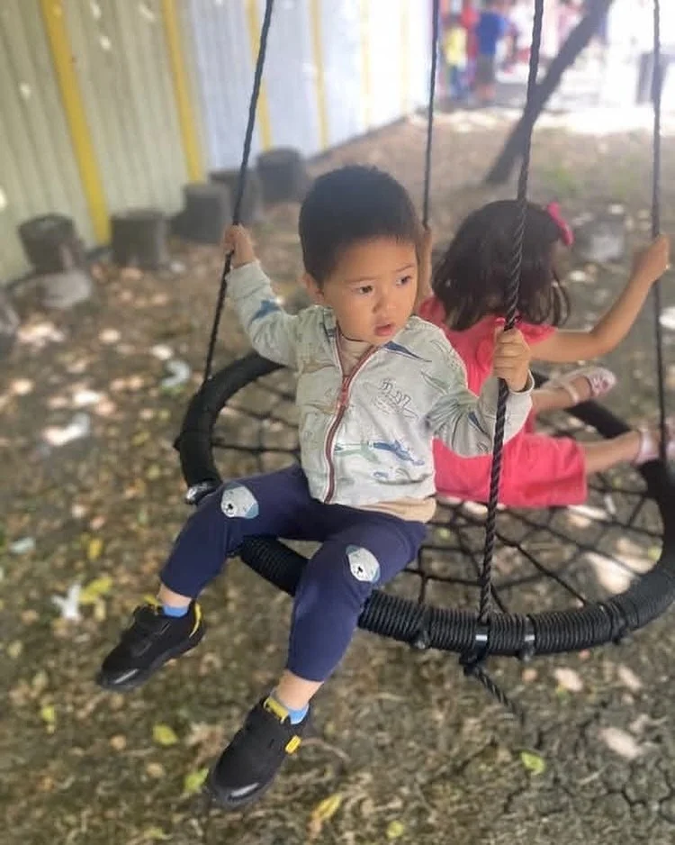 Swinging helps develop balance, coordination, and core strength, while also providing a calming sensory experience. The rhythm and motion can even boost mood and focus! Who doesn&rsquo;t love the carefree feeling of swinging?

#montessorischool #chil