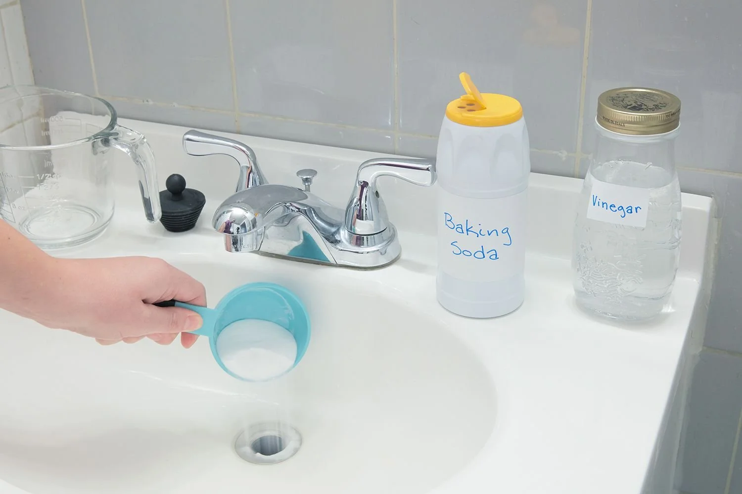 Using baking soda and vinegar to unclog drains naturally for effective DIY drain cleaning solutions.