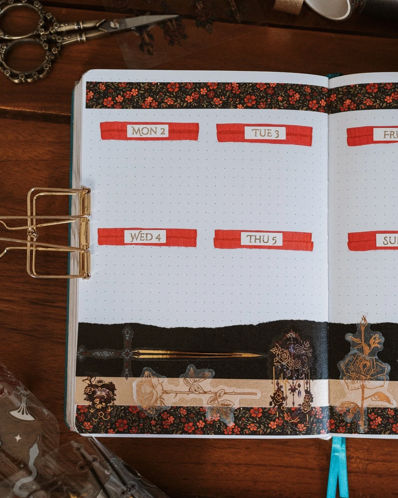 A weekly spread smorgasbord in the Mystery Journal. I love how shiny this theme is with its swords and its roses and its foil!

#weeklyspreadideas #weeklyspreads #bulletjournal