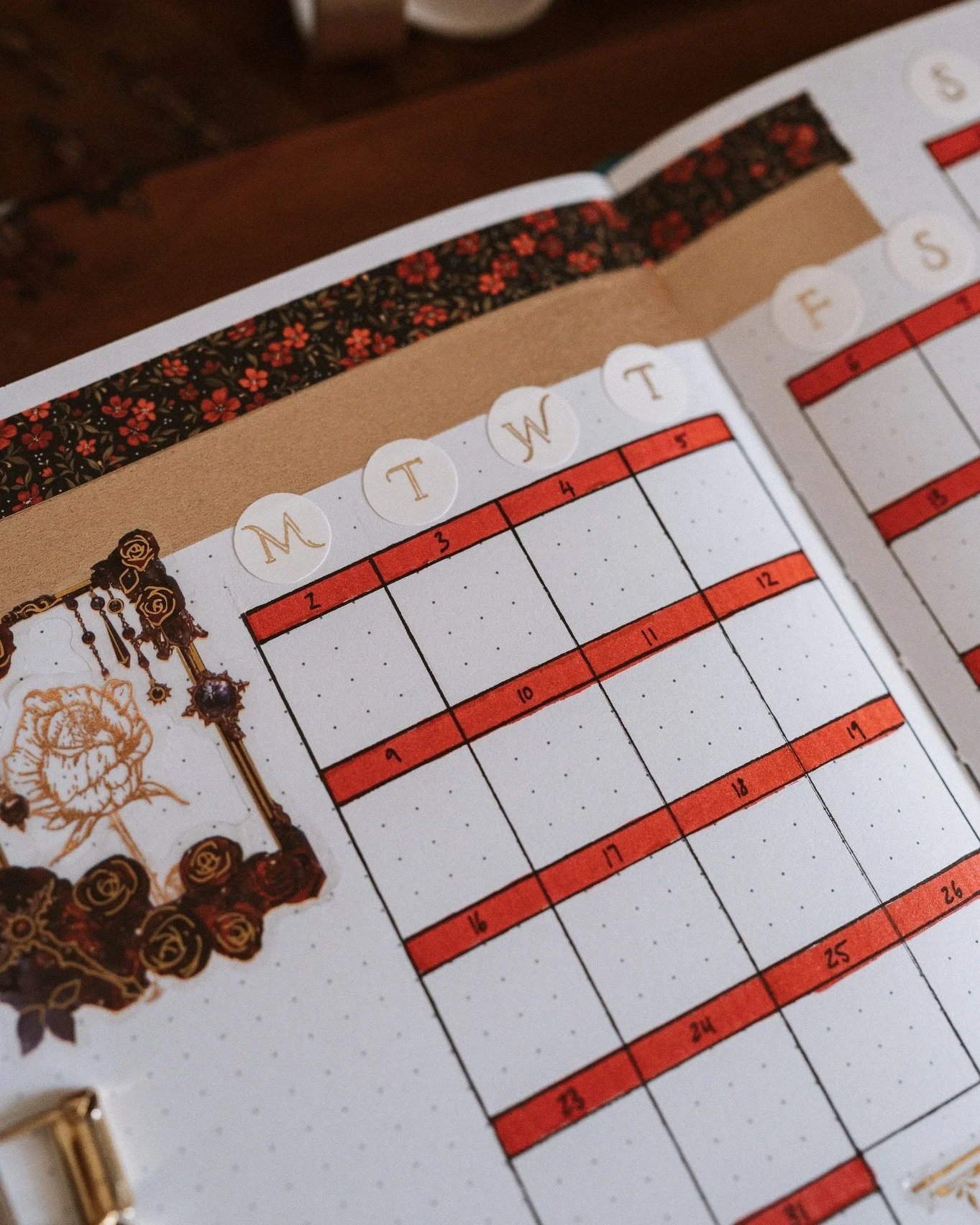 March in the Mystery Journal is channeling my love of romantasy stories! A combo of goodies from @thequirkycupcollective, @papermonogatari and some DIY gold foiled headings I made with my Cricut, this bold theme is part of my six month entirely-flora