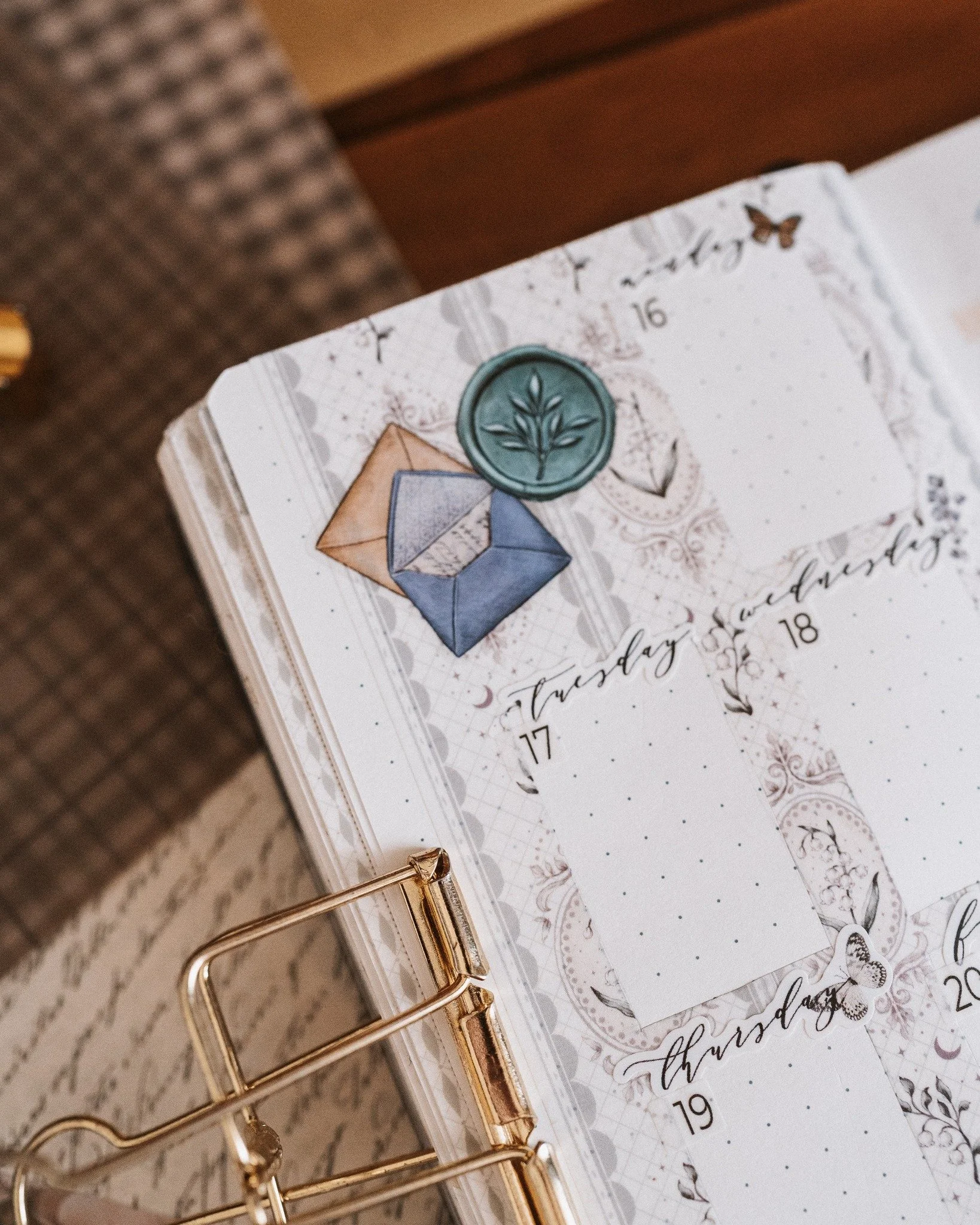 Working in a travelers size @notebook_therapy journal so far this year has taught me to be very intentional with my decorative stationery! Right now I'm living for a tiny collage, so here are my favourite just-because-it's-pretty moments from March. 