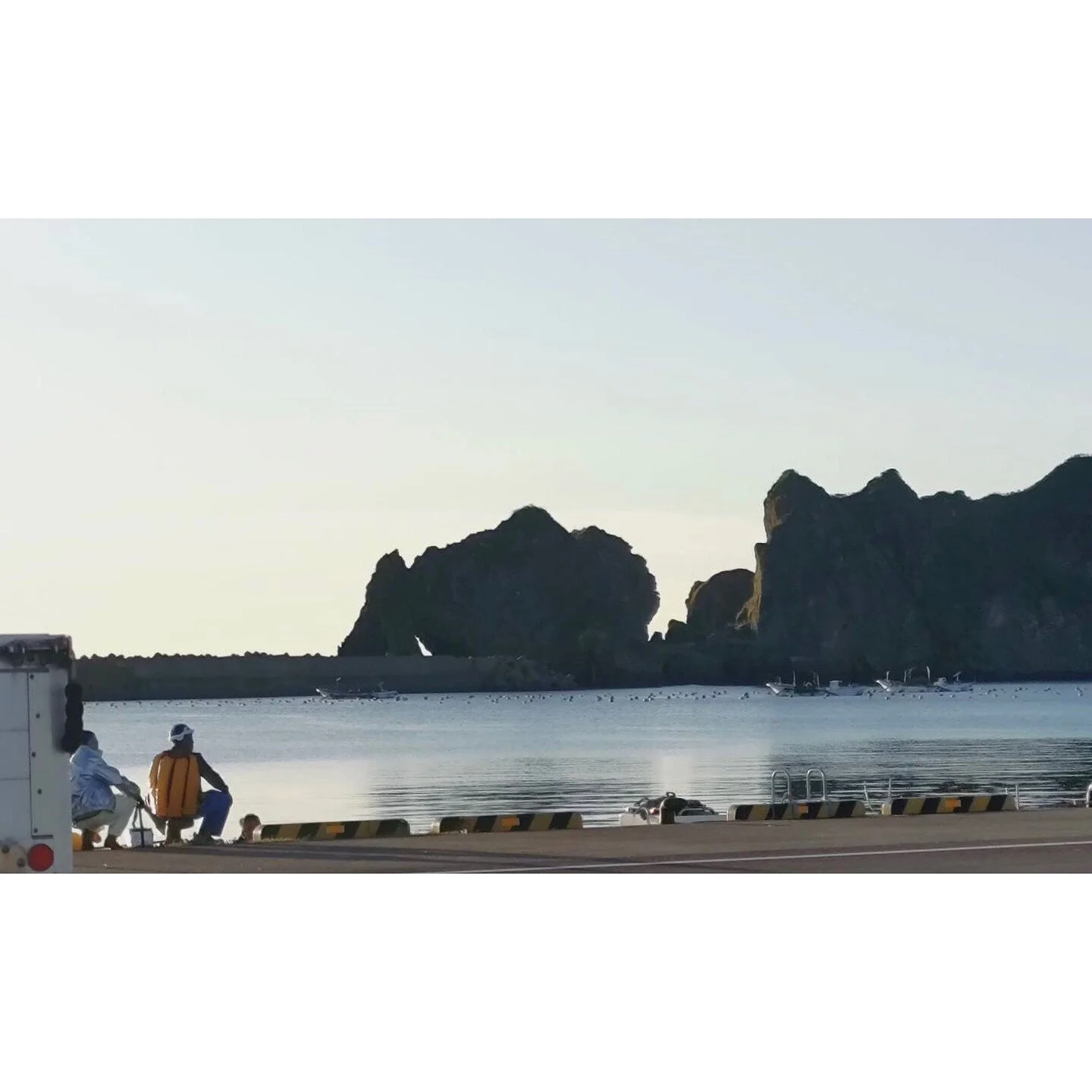 𝐓𝐨𝐝𝐚𝐲 𝐘𝐮𝐫𝐮𝐫𝐢
2025/09/19

Nemuro, Hokkaido, Japan
Photo by Mori Yasuko / Fisherman
Directed by Okada Atsushi

新刊『ユルリ島の馬』
刊行：2025年
著者：岡田敦
発行：青幻舎

JRA賞馬事文化賞受賞作
書籍『エピタフ 幻の島、ユルリの光跡』
刊行：2023年
著者：岡田敦
発行：インプレス

直筆サイン入り発売中！
オンラインショップ「ユルリ島の馬 BASE」
h