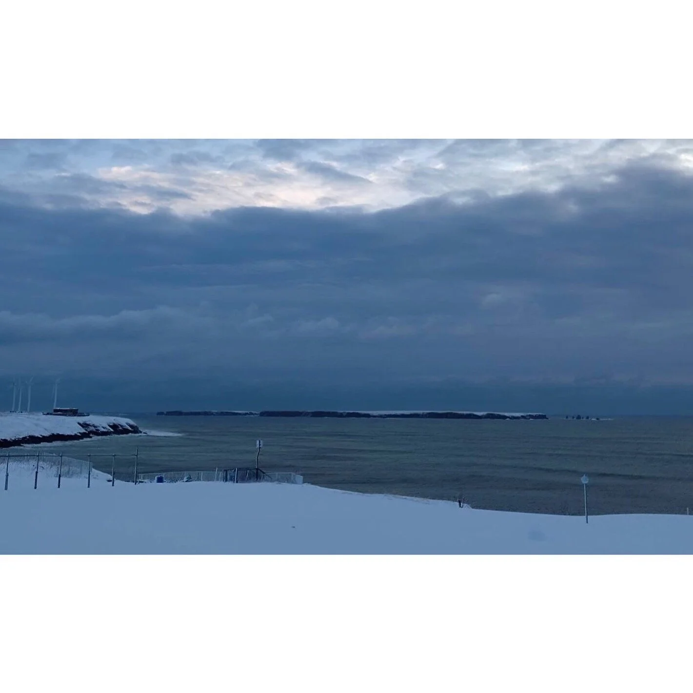 𝐓𝐨𝐝𝐚𝐲 𝐘𝐮𝐫𝐮𝐫𝐢
2025/12/26

Nemuro, Hokkaido, Japan
Photo by Mori Yasuko / Fisherman
Directed by Okada Atsushi

◇ 写真展「ユルリ島の馬」
2026年2月20日（金）- 3月5日（木）
富士フイルムフォトサロン 東京

2026年9月18日（金）- 9月23日（水）
富士フイルムフォトサロン 札幌

2026年10月30日（金）- 11月12日（木）
富士フイルムフォト
