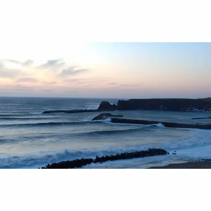 𝐓𝐨𝐝𝐚𝐲 𝐘𝐮𝐫𝐮𝐫𝐢
2026/0302

Nemuro, Hokkaido, Japan
Photo by Mori Yasuko / Fisherman
Directed by Okada Atsushi

◇ 写真展「ユルリ島の馬」
2月20日（金）- 3月5日（木）
富士フイルムフォトサロン 東京

ギャラリートーク
3月1日（日）
各回14時から30~40分間
参加無料・予約不要

◇ 巡回展
9月18日（金）- 9月23日（水）
富士フイルムフォトサロン 札