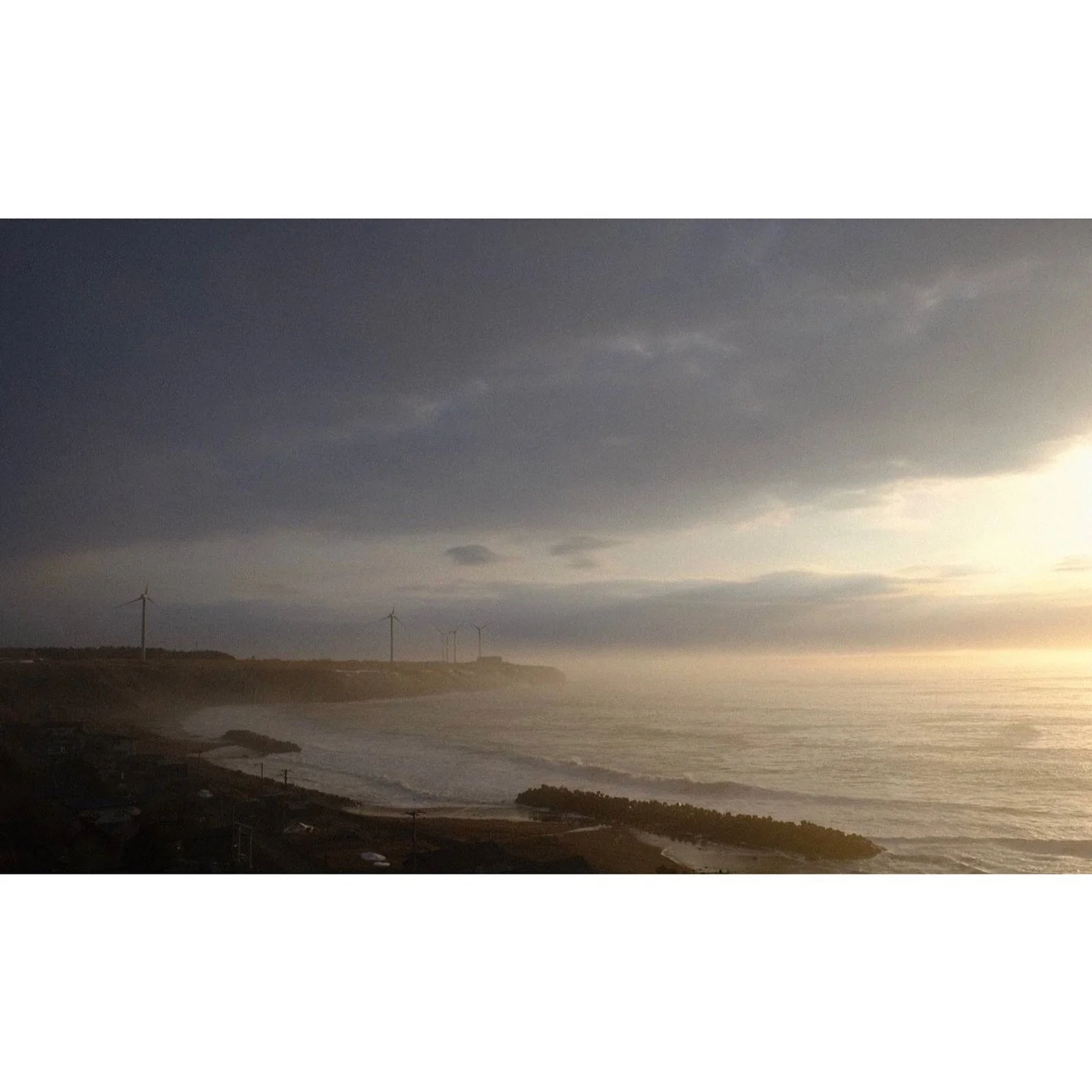 𝐓𝐨𝐝𝐚𝐲 𝐘𝐮𝐫𝐮𝐫𝐢
2026/03/16

Nemuro, Hokkaido, Japan
Photo by Mori Yasuko / Fisherman
Directed by Okada Atsushi

◇ 写真展「ユルリ島の馬」
9月18日（金）- 9月23日（水）
富士フイルムフォトサロン 札幌

10月30日（金）- 11月12日（木）
富士フイルムフォトサロン 大阪

&ndash;

◇ JRA賞馬事文化賞受賞作
書籍『エピタフ 幻の島、ユルリの光跡