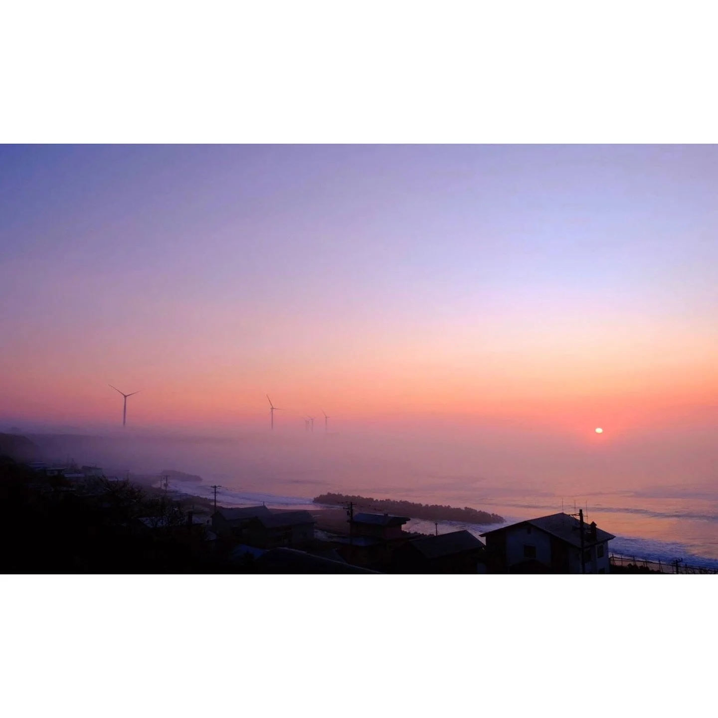 𝐓𝐨𝐝𝐚𝐲 𝐘𝐮𝐫𝐮𝐫𝐢
2026/03/27

Nemuro, Hokkaido, Japan
Photo by Mori Yasuko / Fisherman
Directed by Okada Atsushi

◇ 写真展「ユルリ島の馬」
9月18日（金）- 9月23日（水）
富士フイルムフォトサロン 札幌

10月30日（金）- 11月12日（木）
富士フイルムフォトサロン 大阪

&ndash;

◇ JRA賞馬事文化賞受賞作
書籍『エピタフ 幻の島、ユルリの光跡