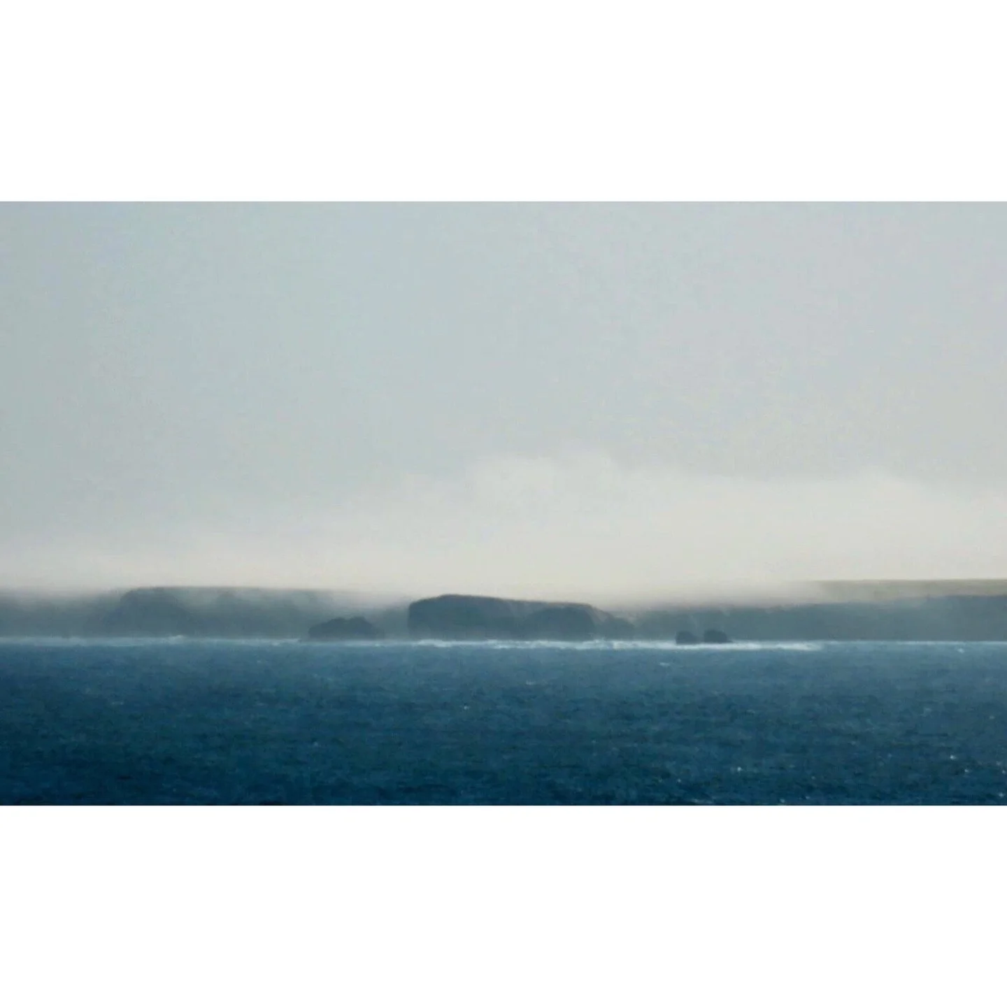 𝐓𝐨𝐝𝐚𝐲 𝐘𝐮𝐫𝐮𝐫𝐢
2026/04/11

Nemuro, Hokkaido, Japan
Photo by Mori Yasuko / Fisherman
Directed by Okada Atsushi

◇ 写真展「ユルリ島の馬」
9月18日（金）- 9月23日（水）
富士フイルムフォトサロン 札幌

10月30日（金）- 11月12日（木）
富士フイルムフォトサロン 大阪

&ndash;

◇ JRA賞馬事文化賞受賞作
書籍『エピタフ 幻の島、ユルリの光跡