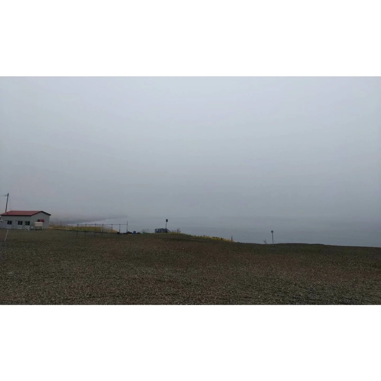 𝐓𝐨𝐝𝐚𝐲 𝐘𝐮𝐫𝐮𝐫𝐢
2026/04/30

Nemuro, Hokkaido, Japan
Photo by Mori Yasuko / Fisherman
Directed by Okada Atsushi

◇ 写真展「ユルリ島の馬」
9月18日（金）- 9月23日（水）
富士フイルムフォトサロン 札幌

10月30日（金）- 11月12日（木）
富士フイルムフォトサロン 大阪

&ndash;

◇ JRA賞馬事文化賞受賞作
書籍『エピタフ 幻の島、ユルリの光跡
