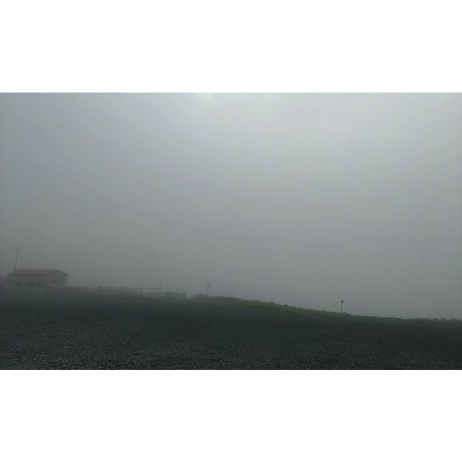 𝐓𝐨𝐝𝐚𝐲 𝐘𝐮𝐫𝐮𝐫𝐢
2026/05/28

Nemuro, Hokkaido, Japan
Photo by Mori Yasuko / Fisherman
Directed by Okada Atsushi

◇ 写真展「ユルリ島の馬」
9月18日（金）- 9月23日（水）
富士フイルムフォトサロン 札幌

10月30日（金）- 11月12日（木）
富士フイルムフォトサロン 大阪

&ndash;

◇ JRA賞馬事文化賞受賞作
書籍『エピタフ 幻の島、ユルリの光跡
